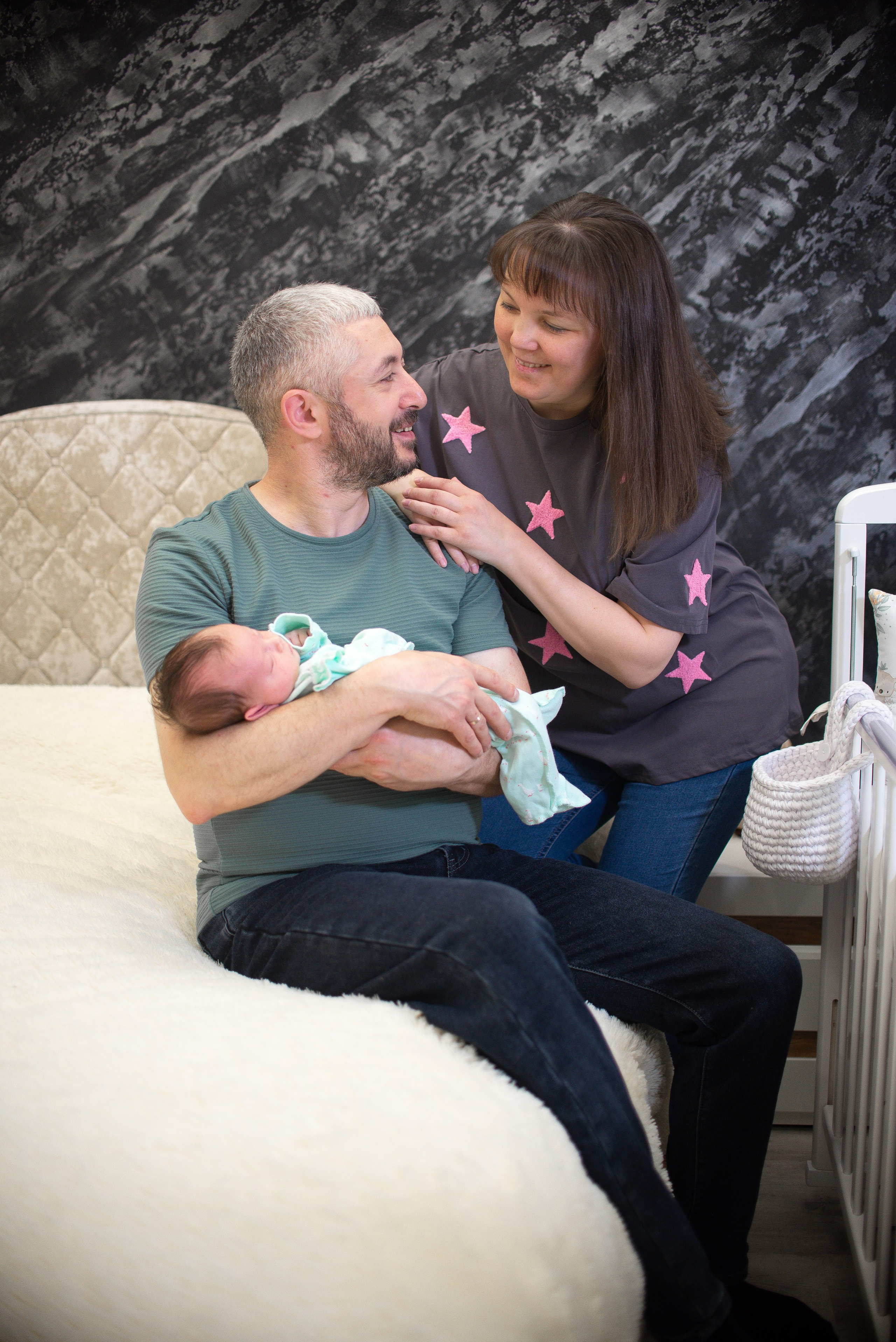 Крошка Манэ дома с родителями. Семейный фотограф на выписку из роддома и крещение Минск Настя Гришук