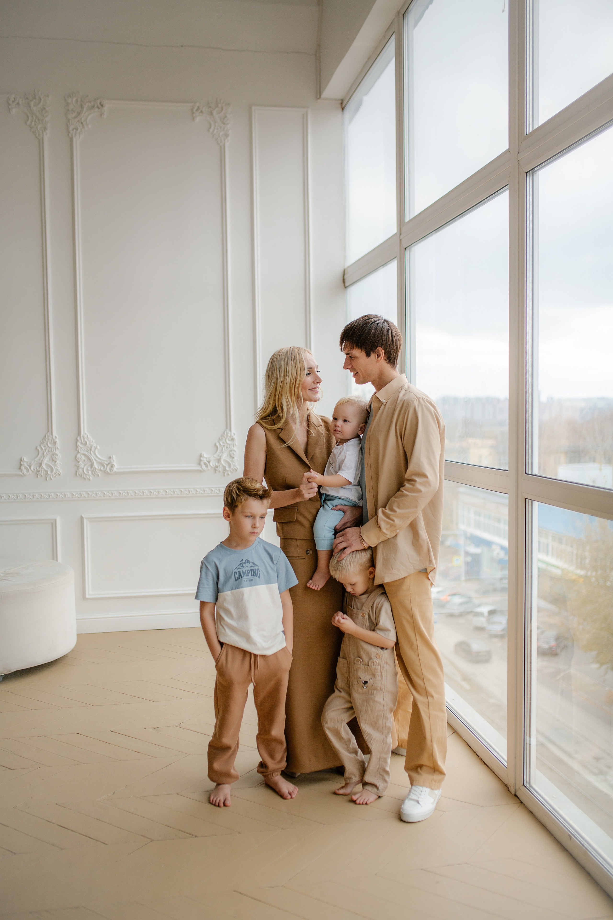 Фотосессия большой семьи в студии