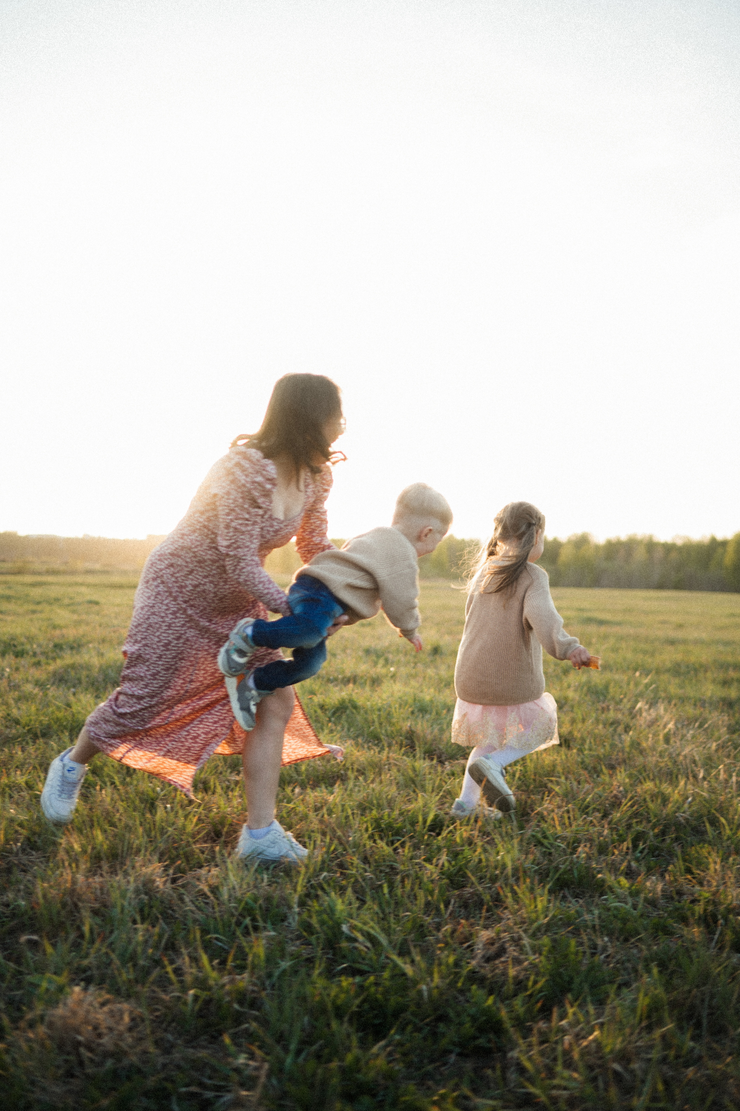 Семейная фотосессия на поле. Семейный свадебный фотограф Екатеринбург Первоуральск Шарнина Алёна