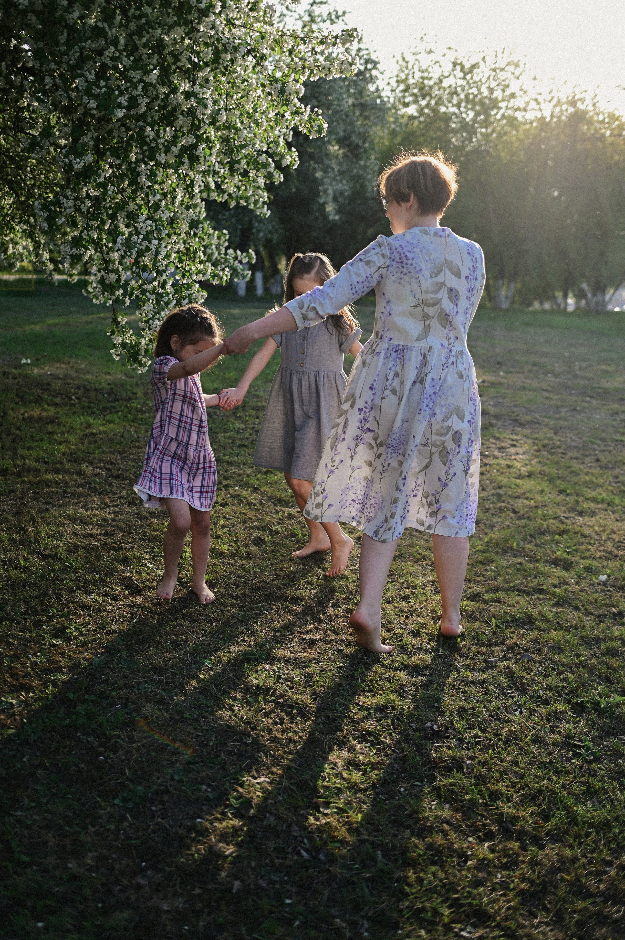 Фотосессия мамы и двух дочек в цветущих яблонях. Семейный свадебный фотограф Екатеринбург Первоуральск Шарнина Алёна