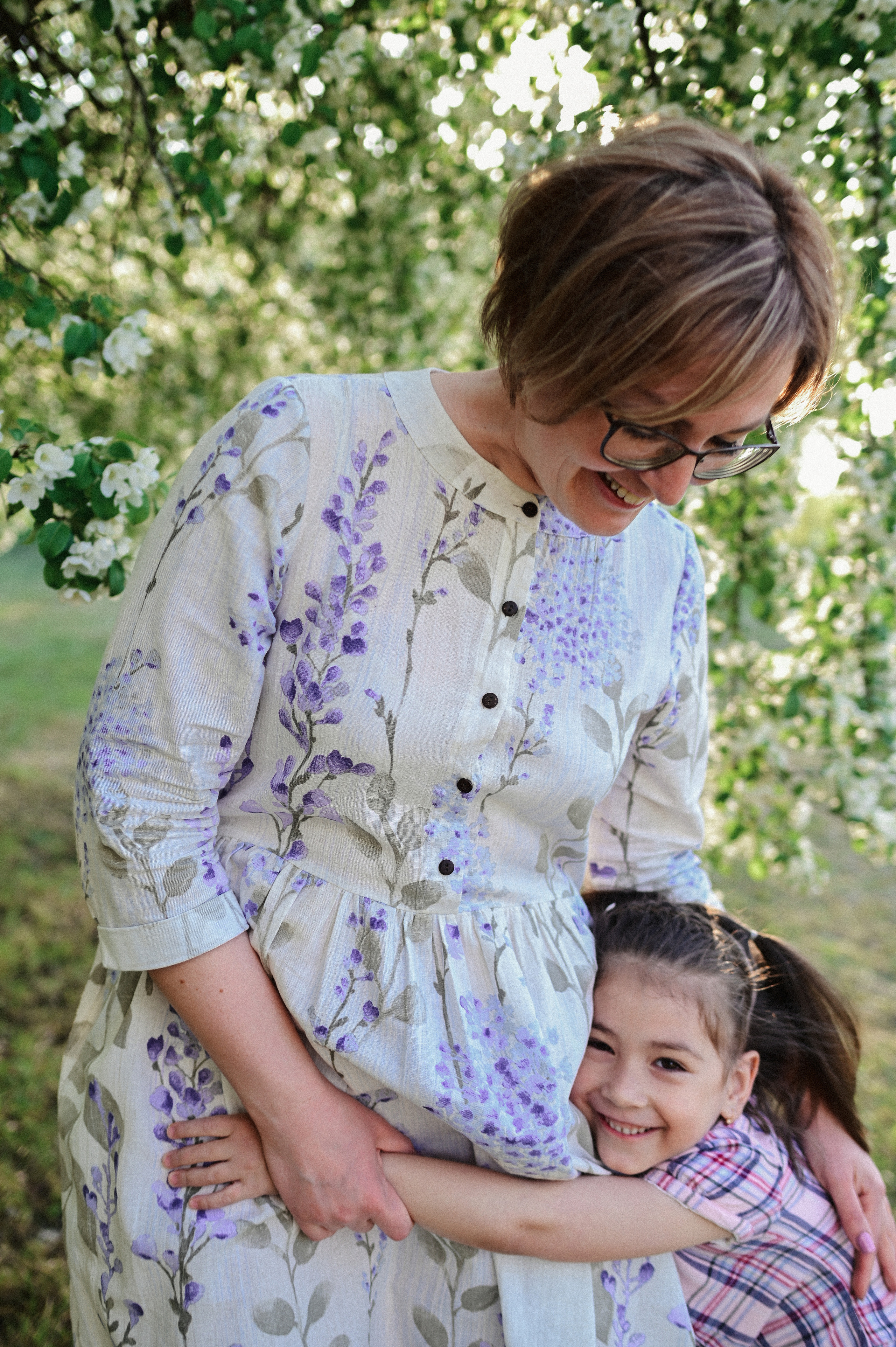 Фотосессия мамы и двух дочек в цветущих яблонях. Семейный свадебный фотограф Екатеринбург Первоуральск Шарнина Алёна