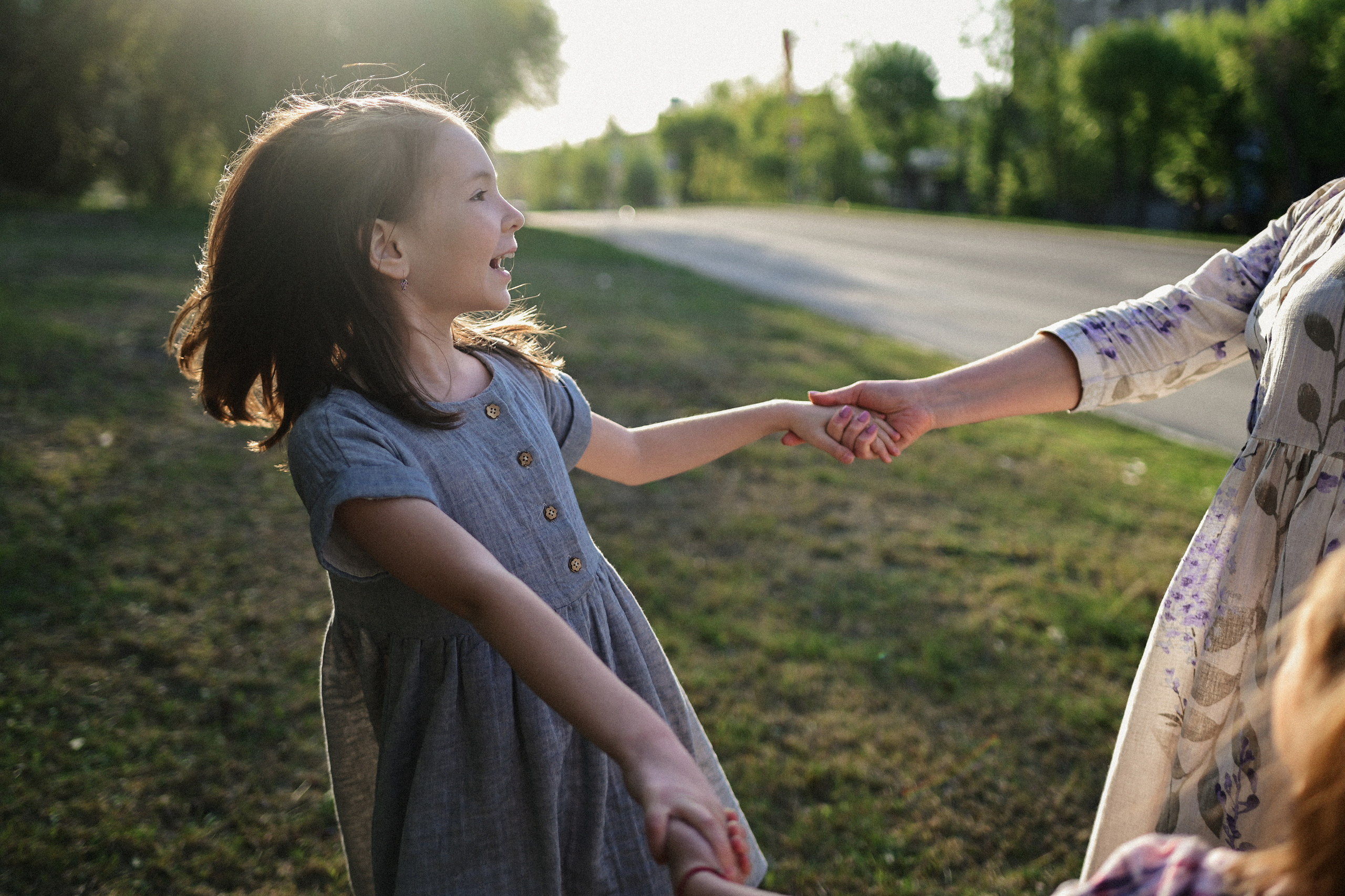 Фотосессия мамы и двух дочек в цветущих яблонях. Семейный свадебный фотограф Екатеринбург Первоуральск Шарнина Алёна