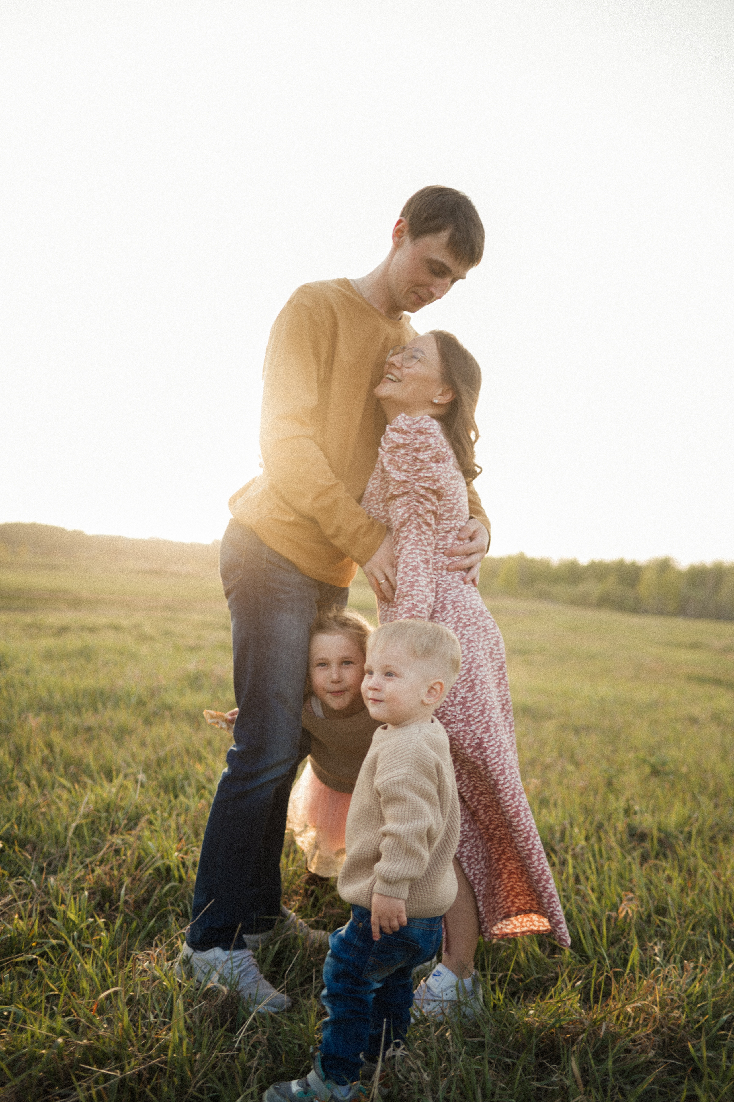 Семейная фотосессия на поле. Семейный свадебный фотограф Екатеринбург Первоуральск Шарнина Алёна