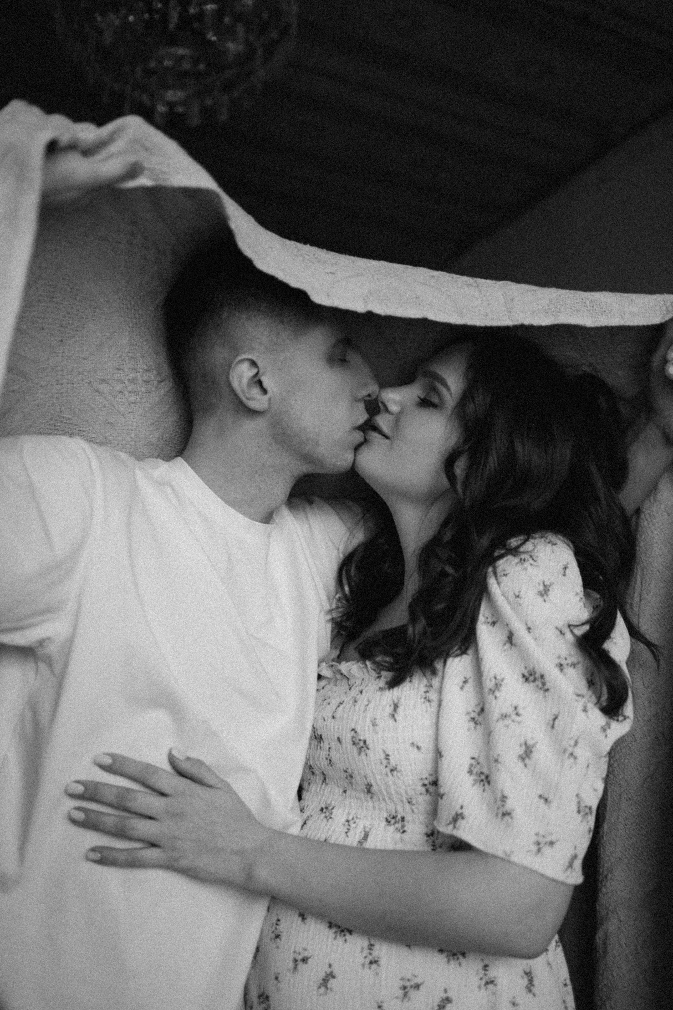 Фотосессия влюбленных в маленькой квартирке. Семейный свадебный фотограф Екатеринбург Первоуральск Шарнина Алёна