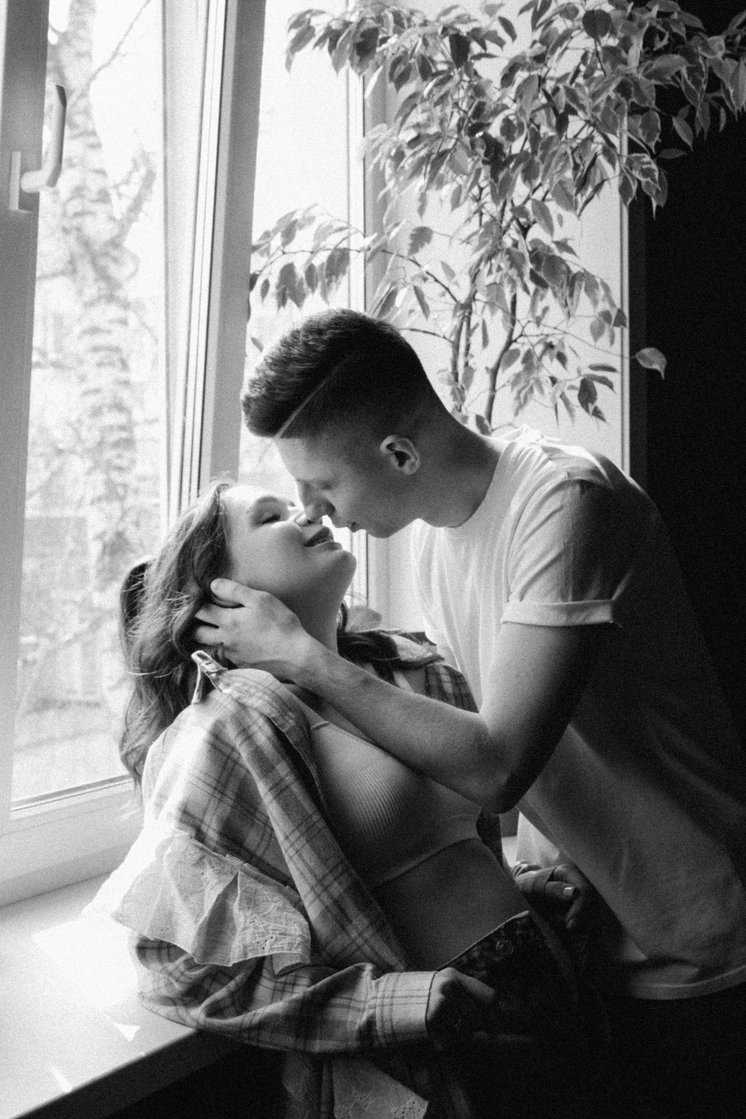 Фотосессия влюбленных в маленькой квартирке. Семейный свадебный фотограф Екатеринбург Первоуральск Шарнина Алёна