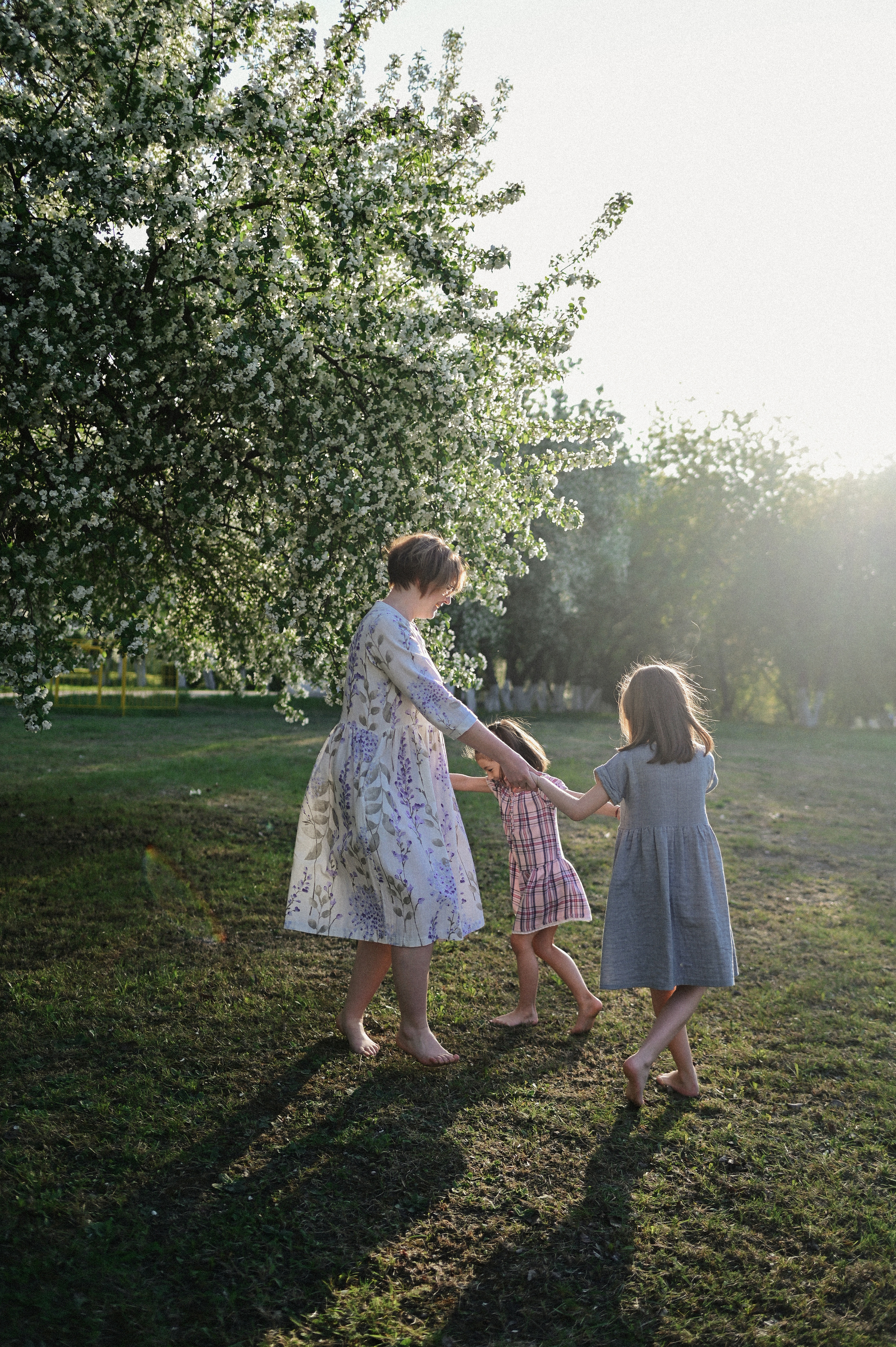 Фотосессия мамы и двух дочек в цветущих яблонях. Семейный свадебный фотограф Екатеринбург Первоуральск Шарнина Алёна