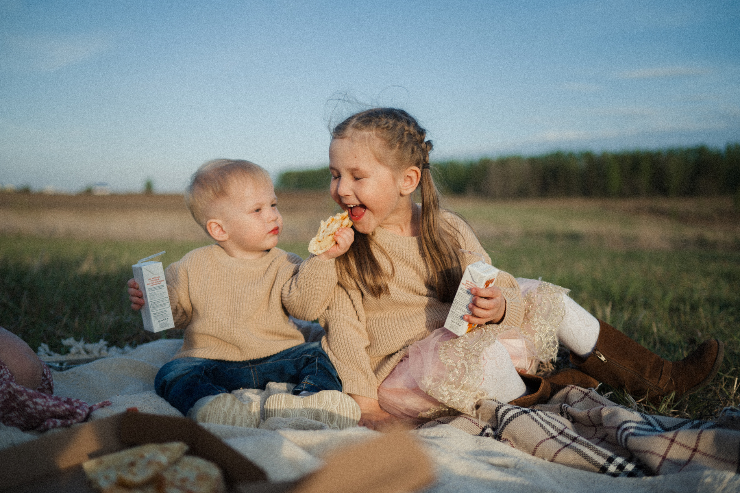Семейная фотосессия на поле. Семейный свадебный фотограф Екатеринбург Первоуральск Шарнина Алёна