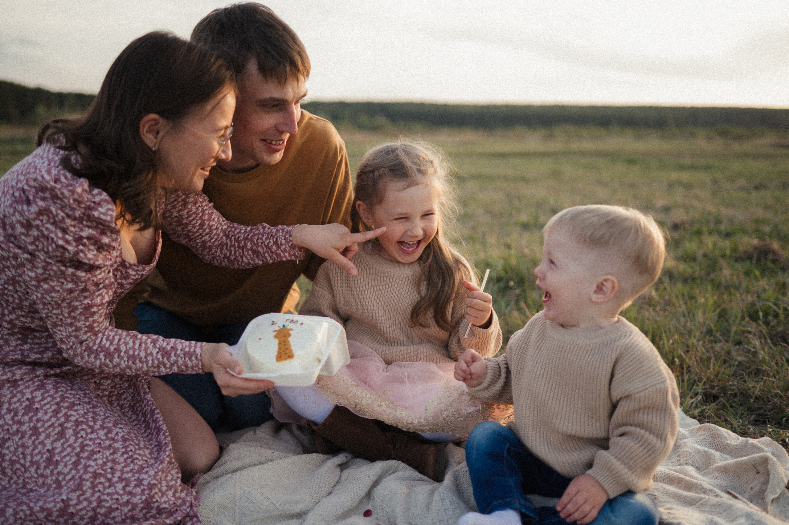 Семейная фотосессия на поле. Семейный свадебный фотограф Екатеринбург Первоуральск Шарнина Алёна