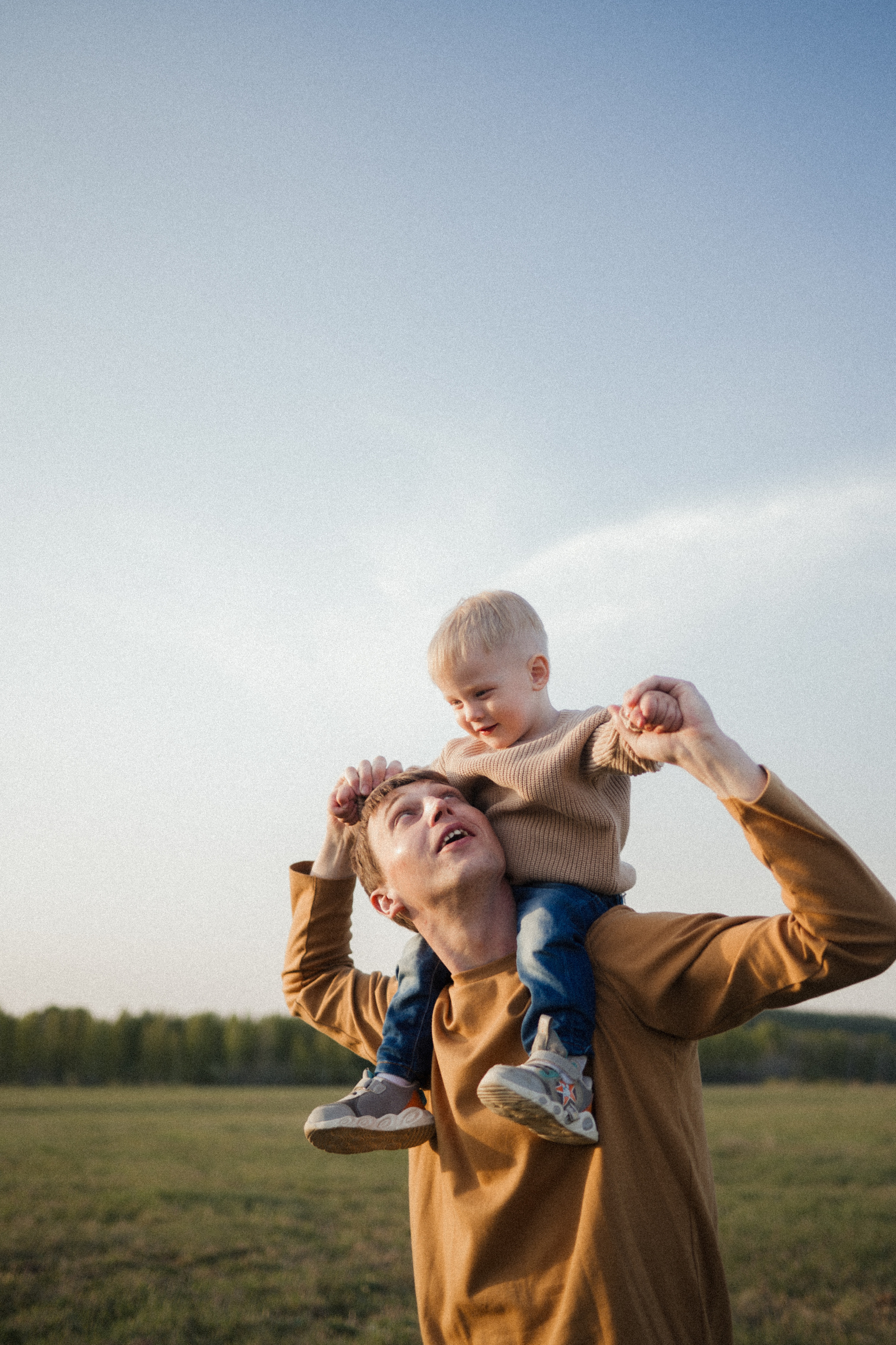 Семейная фотосессия на поле. Семейный свадебный фотограф Екатеринбург Первоуральск Шарнина Алёна