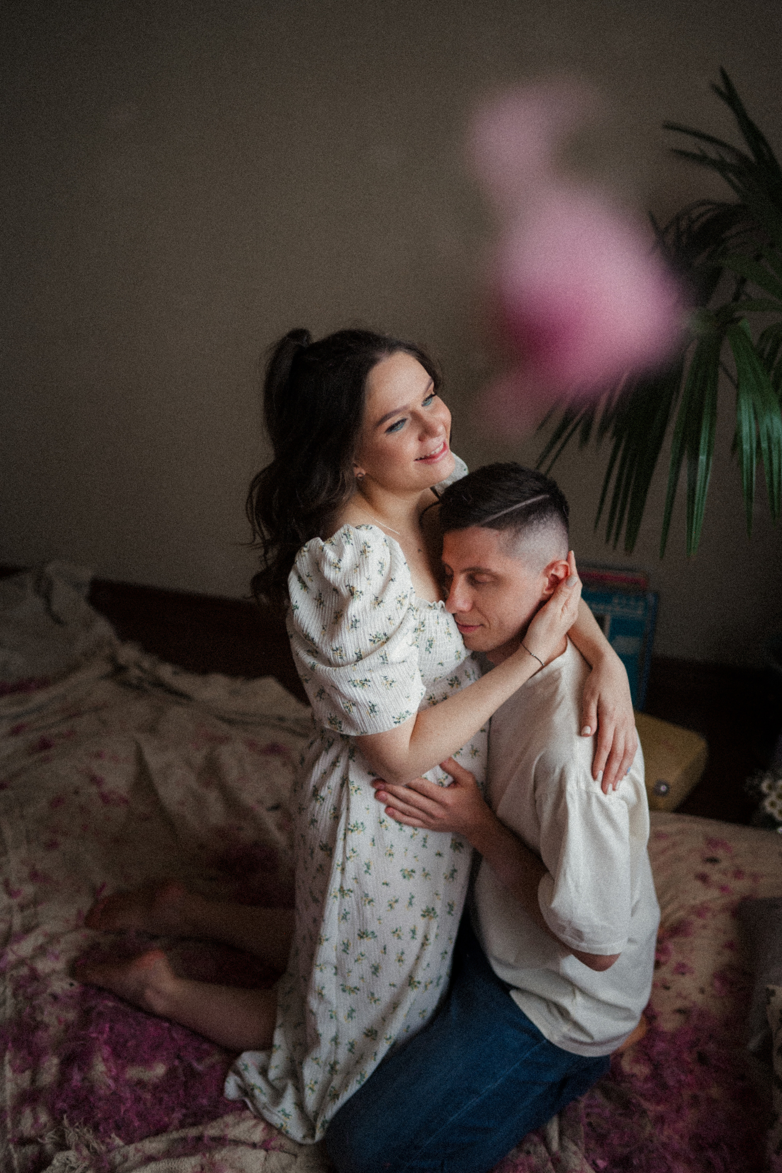 Фотосессия влюбленных в маленькой квартирке. Семейный свадебный фотограф Екатеринбург Первоуральск Шарнина Алёна