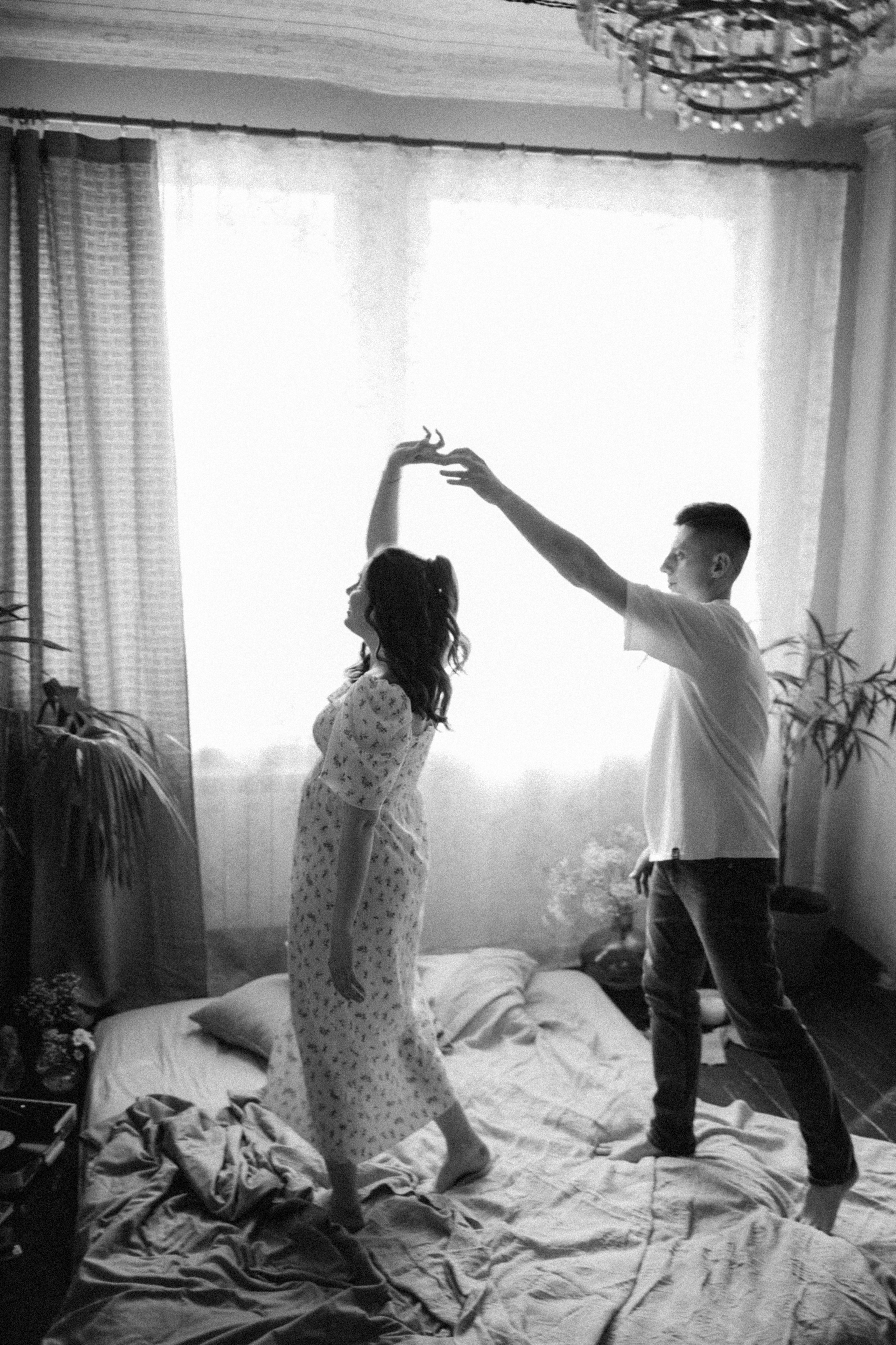 Фотосессия влюбленных в маленькой квартирке. Семейный свадебный фотограф Екатеринбург Первоуральск Шарнина Алёна