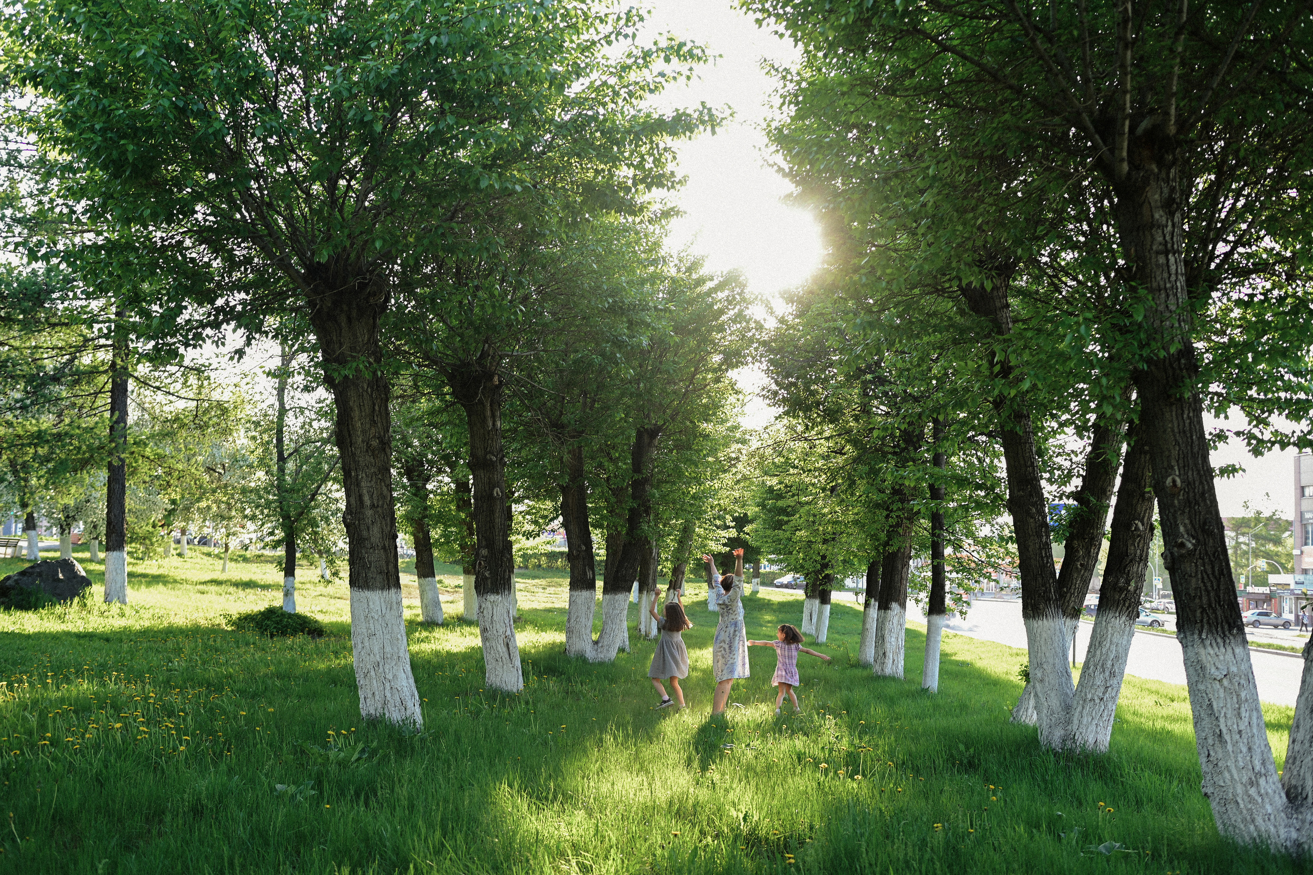 Фотосессия мамы и двух дочек в цветущих яблонях. Семейный свадебный фотограф Екатеринбург Первоуральск Шарнина Алёна