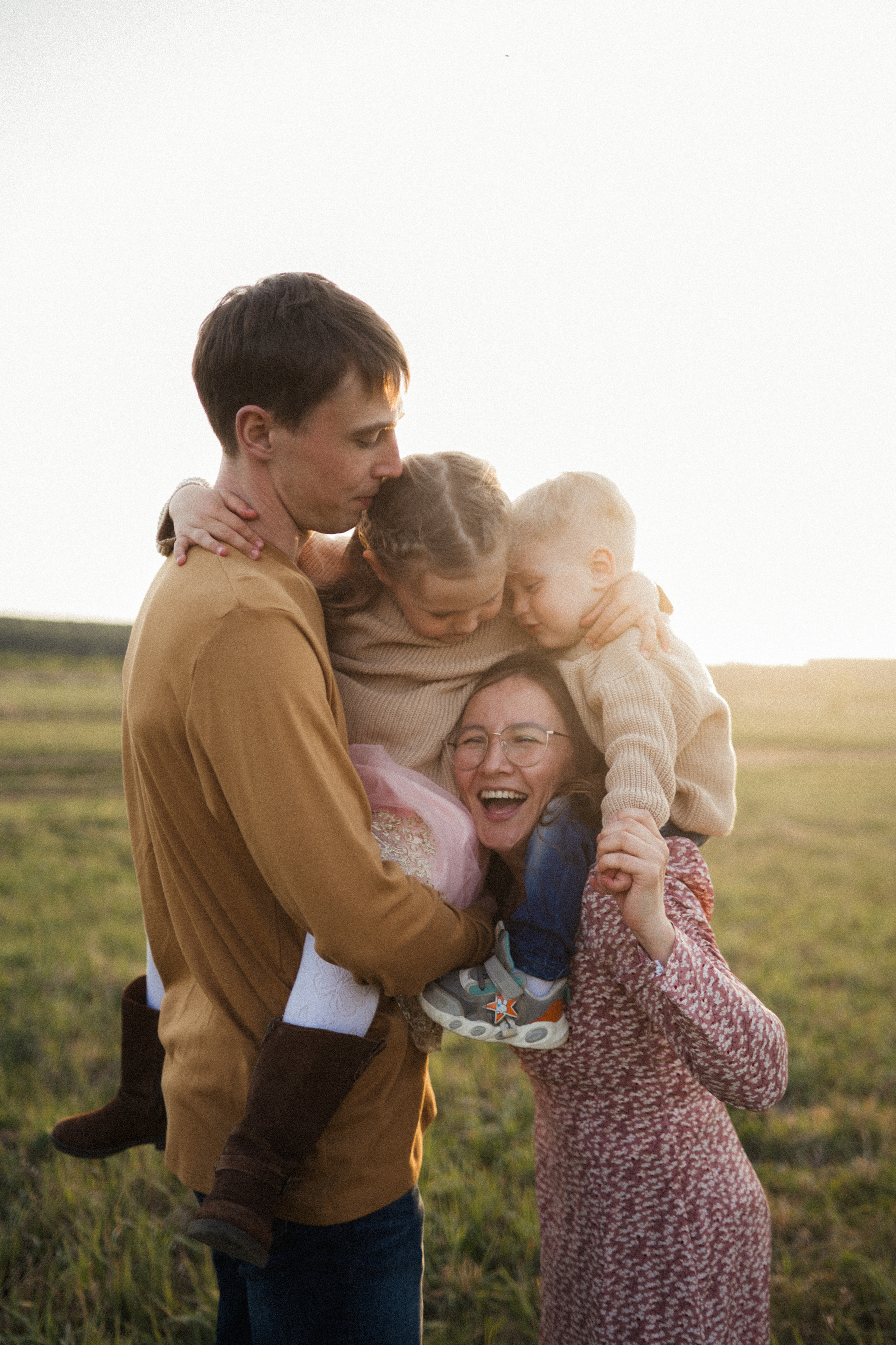Семейная фотосессия на поле. Семейный свадебный фотограф Екатеринбург Первоуральск Шарнина Алёна