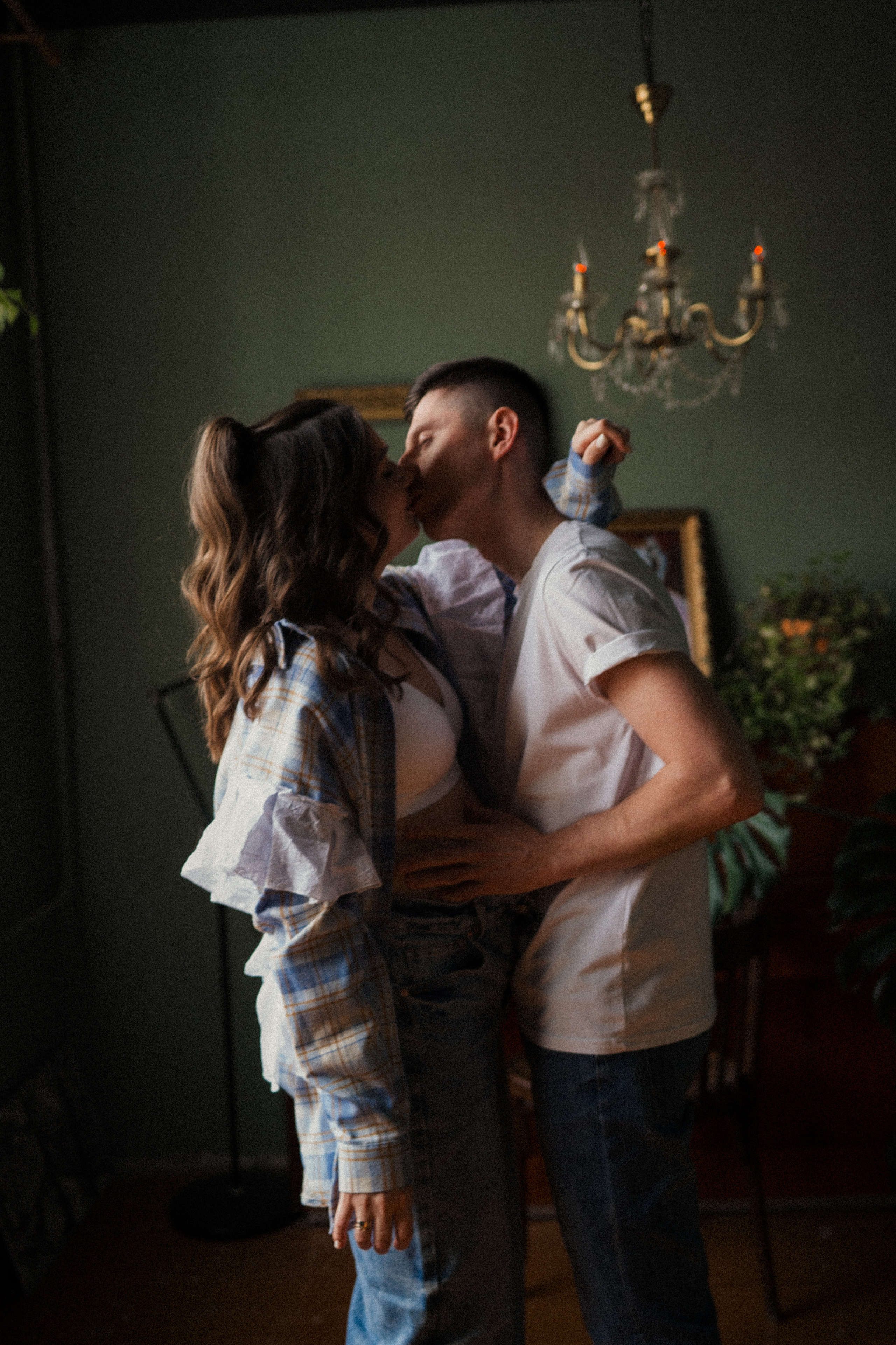 Фотосессия влюбленных в маленькой квартирке. Семейный свадебный фотограф Екатеринбург Первоуральск Шарнина Алёна