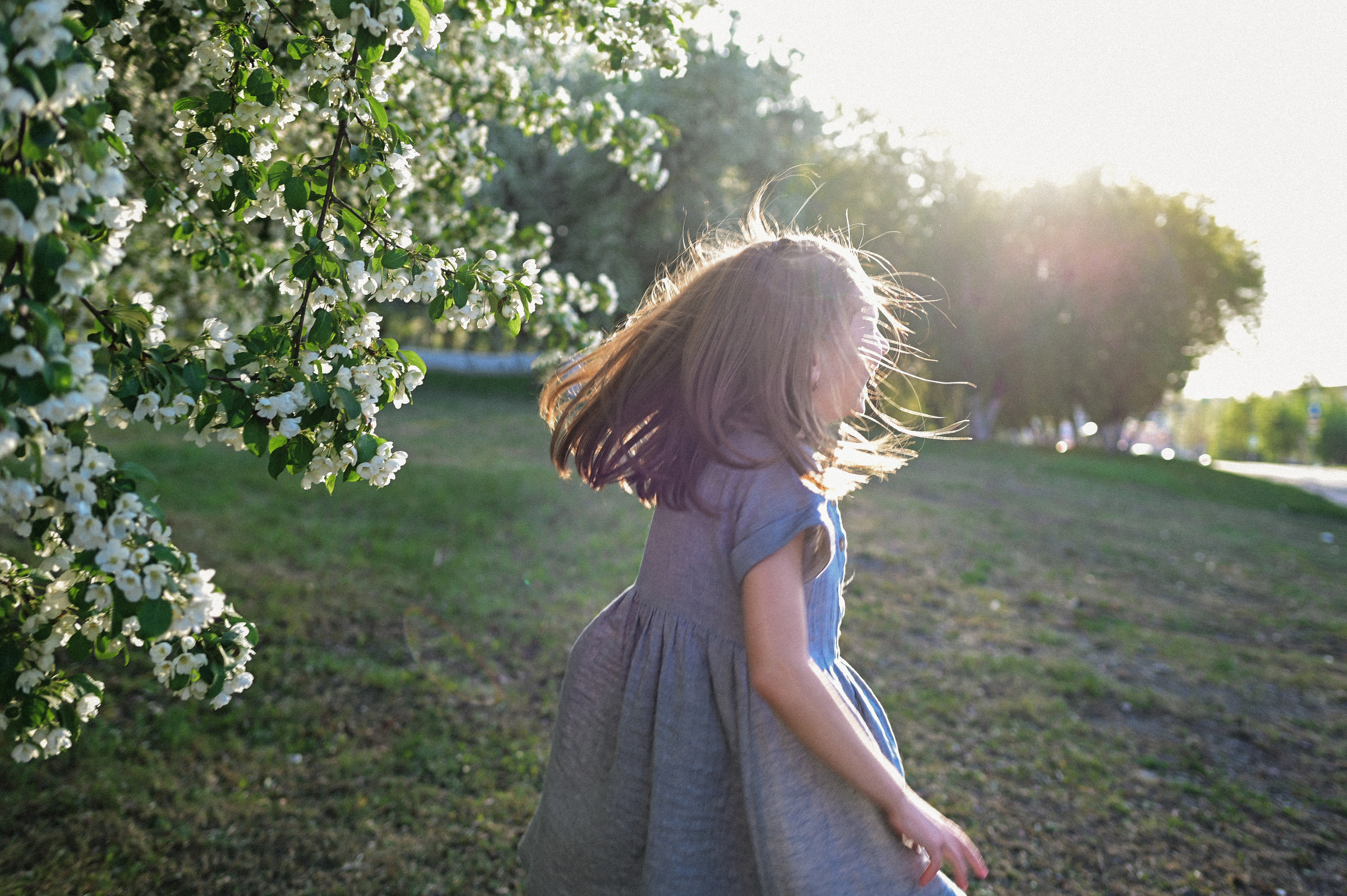 Фотосессия мамы и двух дочек в цветущих яблонях. Семейный свадебный фотограф Екатеринбург Первоуральск Шарнина Алёна