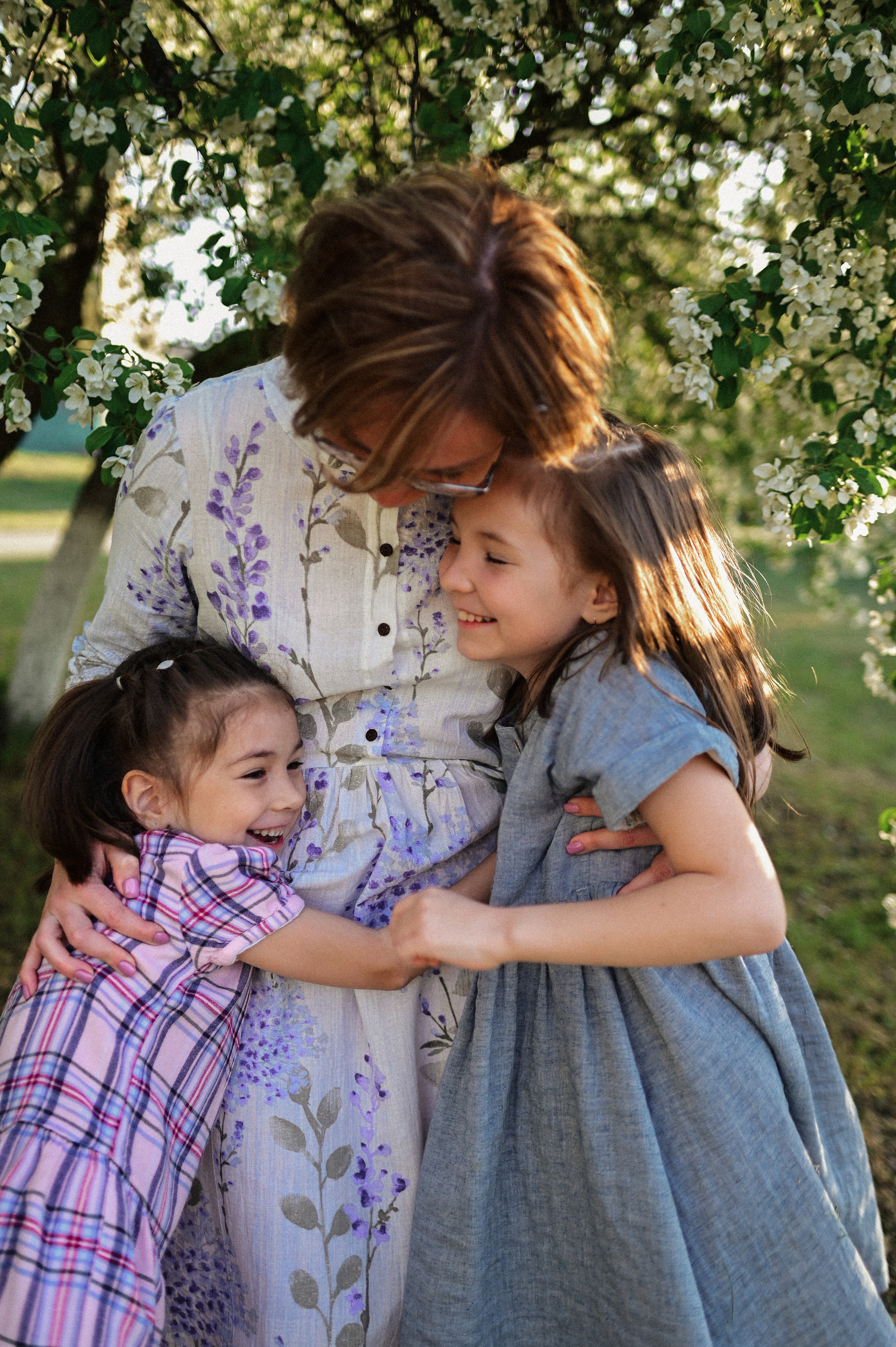 Фотосессия мамы и двух дочек в цветущих яблонях. Семейный свадебный фотограф Екатеринбург Первоуральск Шарнина Алёна