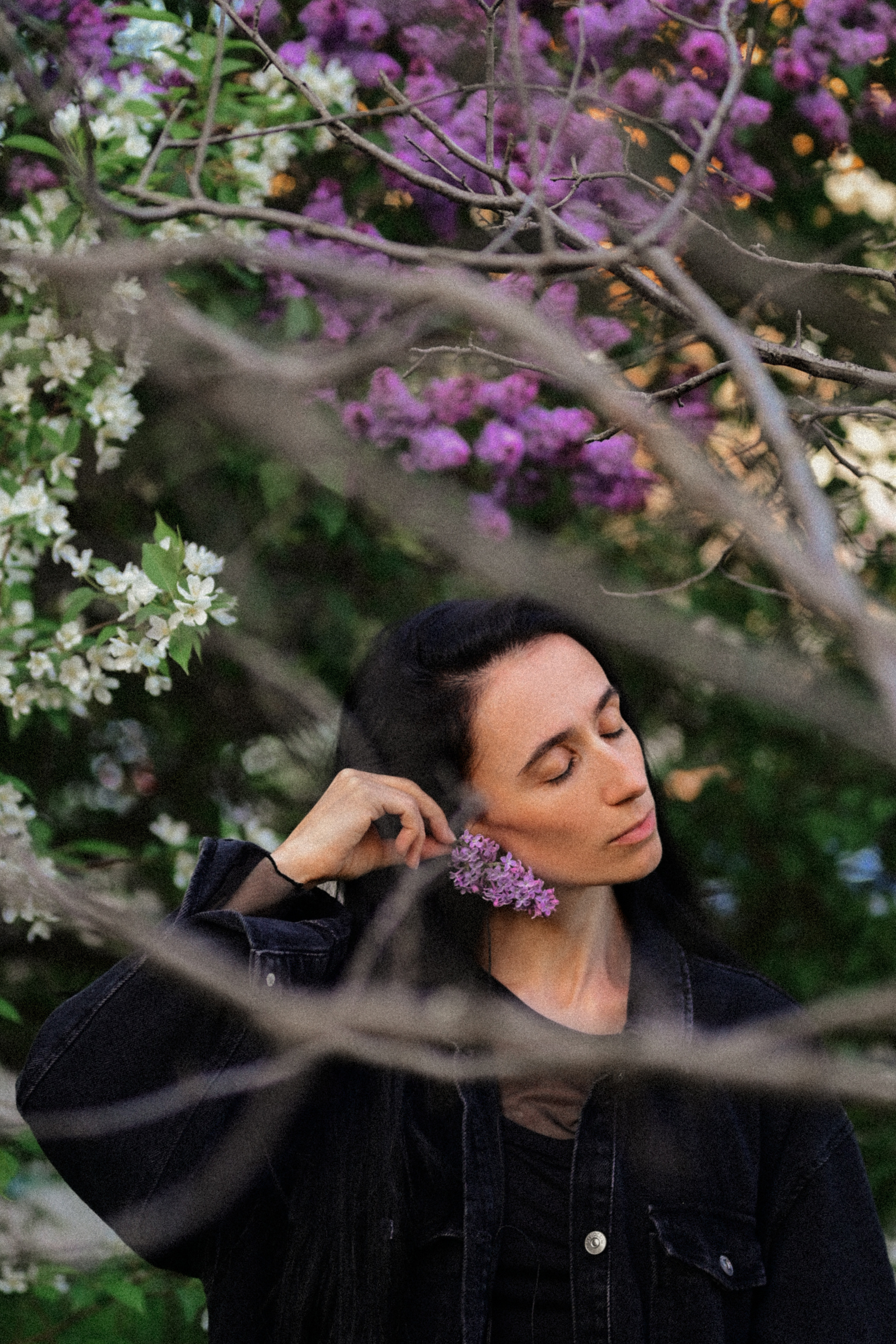 Портретная фотосессия с цветущими деревьями. Семейный свадебный фотограф Екатеринбург Первоуральск Шарнина Алёна