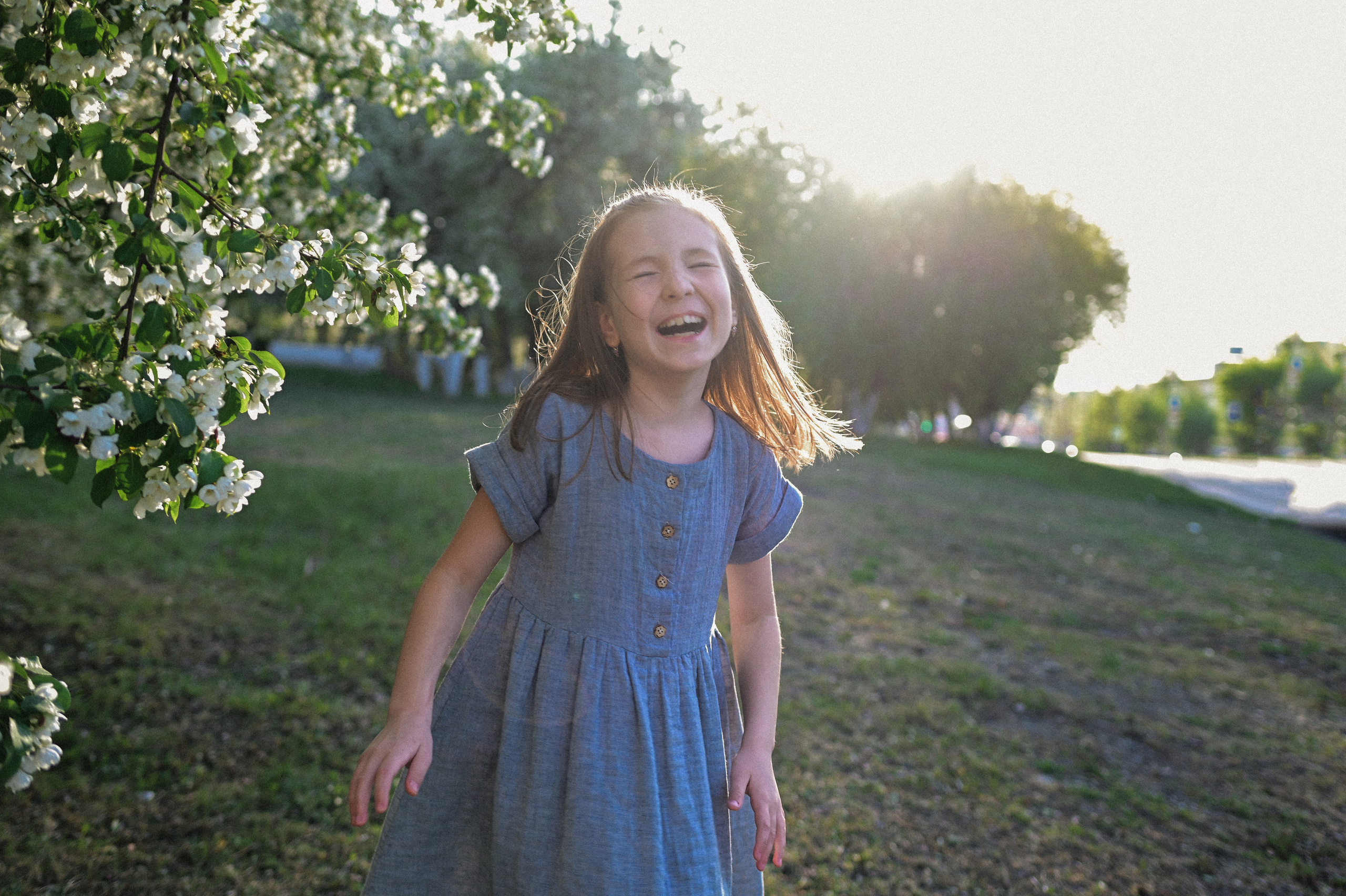 Фотосессия мамы и двух дочек в цветущих яблонях. Семейный свадебный фотограф Екатеринбург Первоуральск Шарнина Алёна