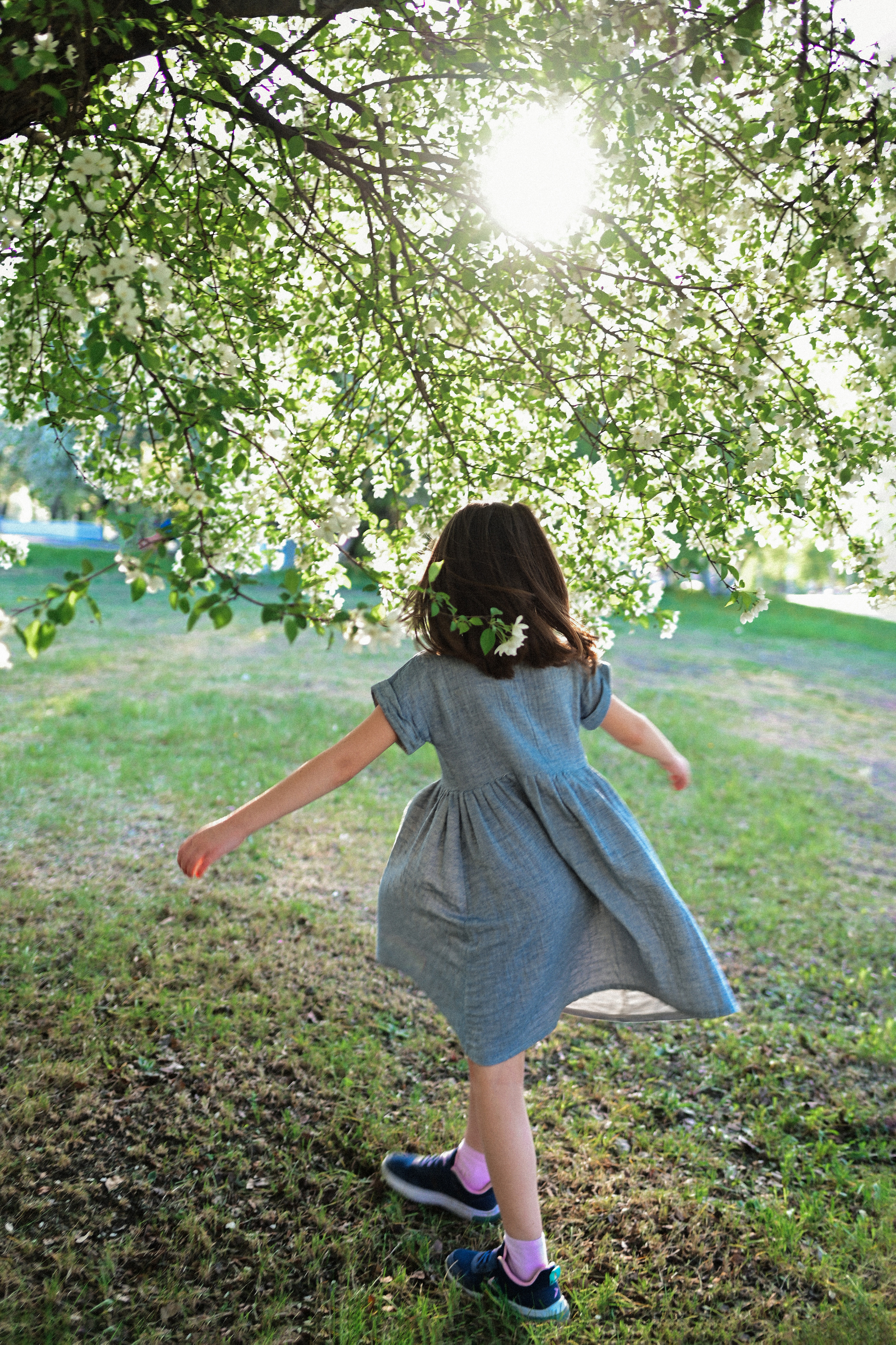 Фотосессия мамы и двух дочек в цветущих яблонях. Семейный свадебный фотограф Екатеринбург Первоуральск Шарнина Алёна