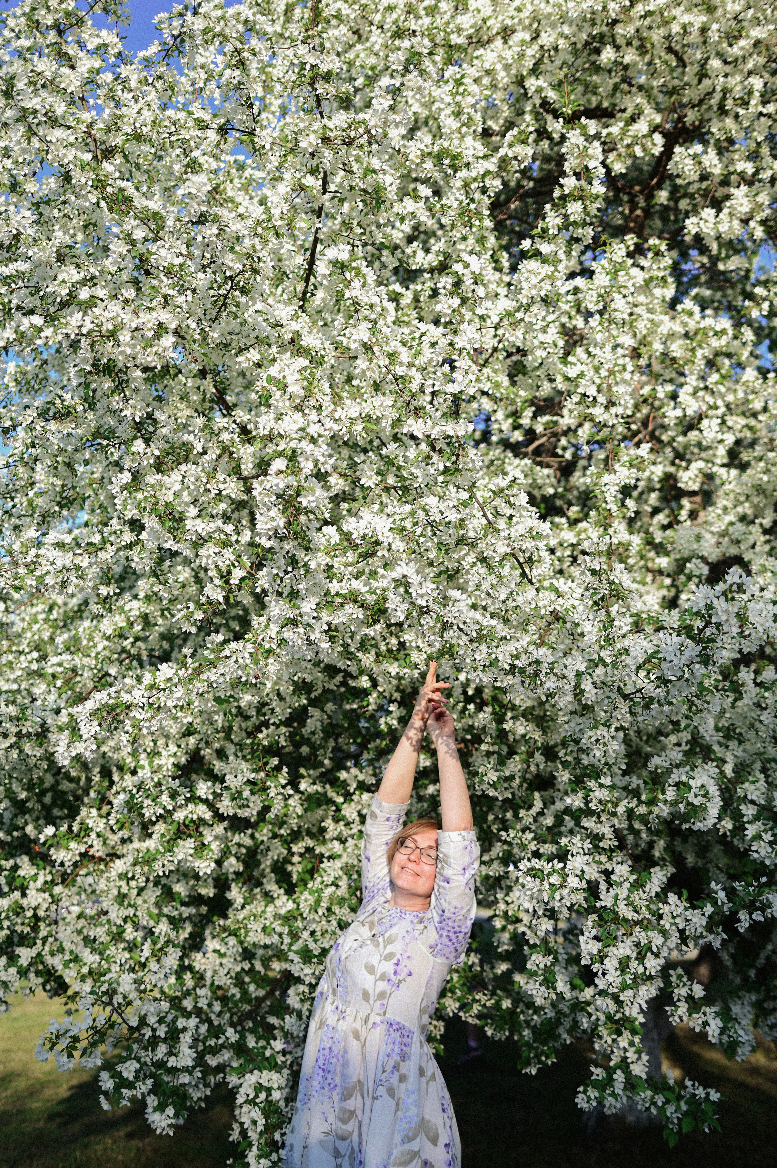 Фотосессия мамы и двух дочек в цветущих яблонях. Семейный свадебный фотограф Екатеринбург Первоуральск Шарнина Алёна