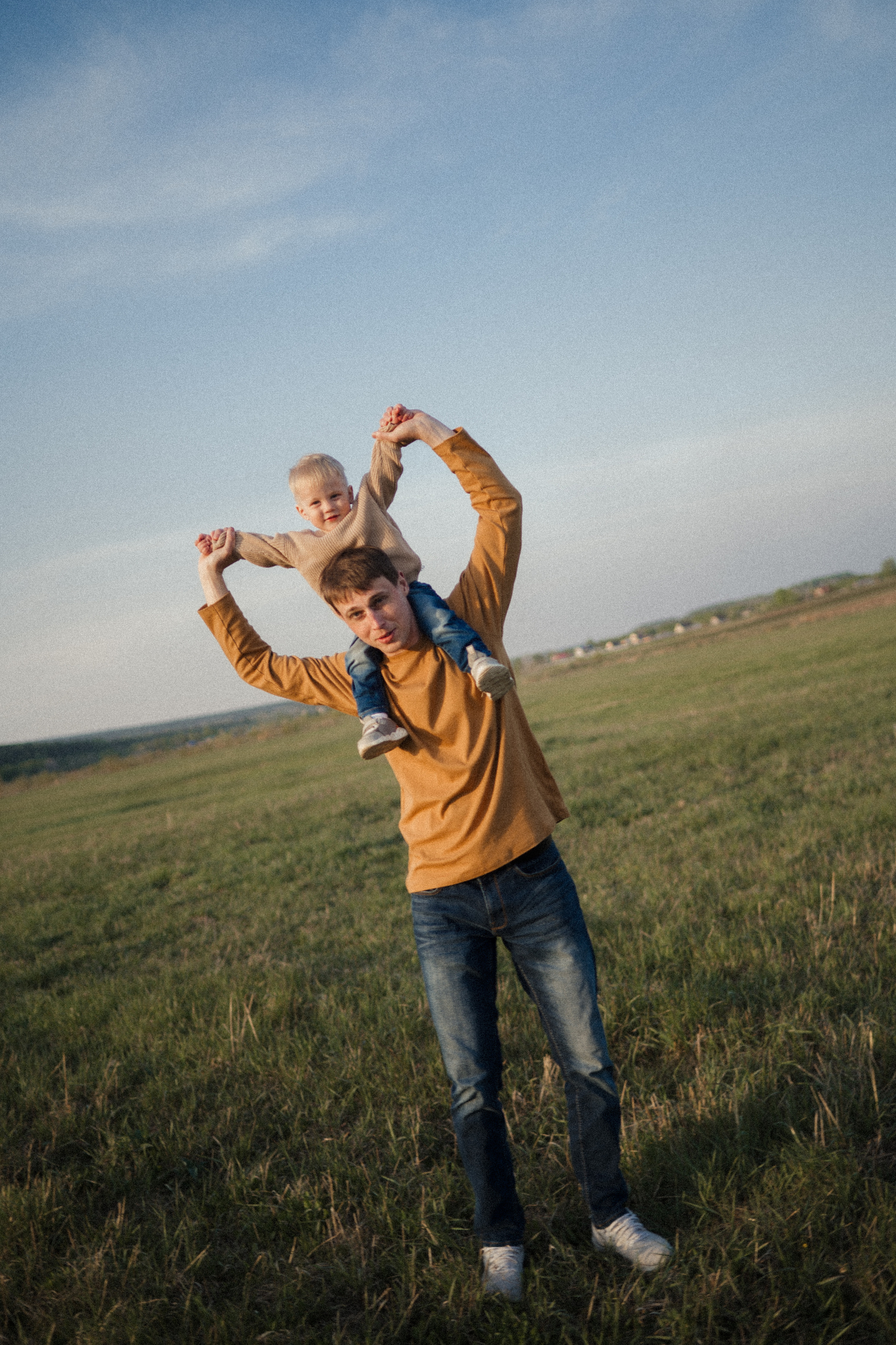 Семейная фотосессия на поле. Семейный свадебный фотограф Екатеринбург Первоуральск Шарнина Алёна