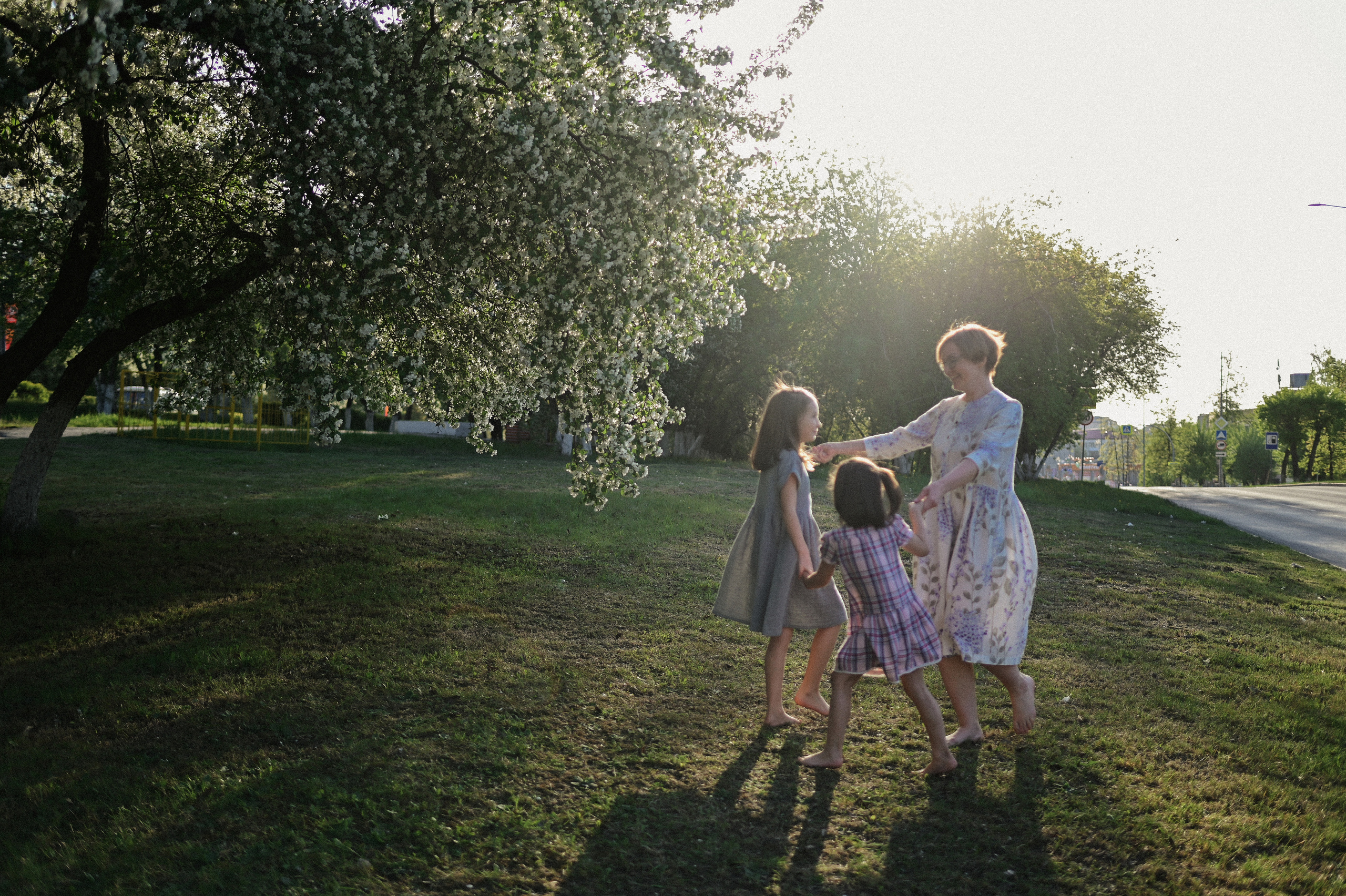 Фотосессия мамы и двух дочек в цветущих яблонях. Семейный свадебный фотограф Екатеринбург Первоуральск Шарнина Алёна