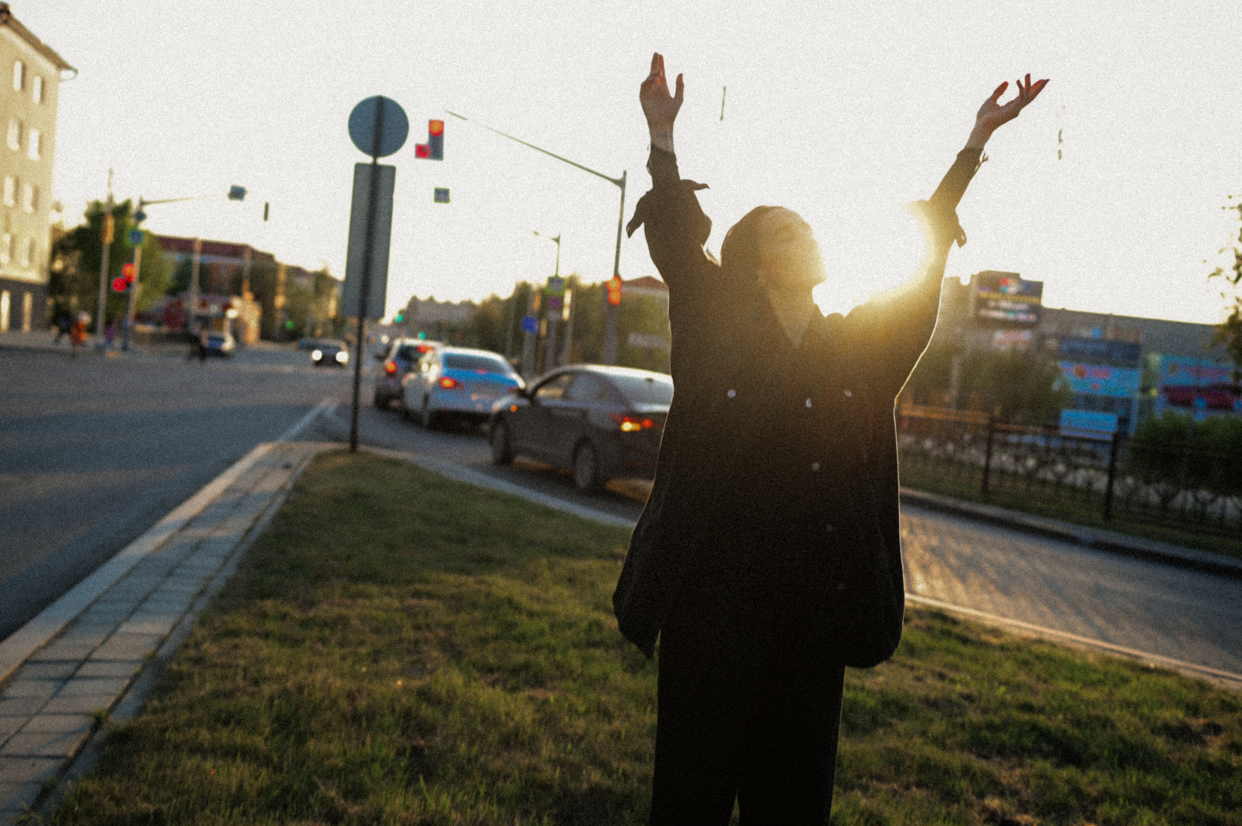 Портретная фотосессия с цветущими деревьями. Семейный свадебный фотограф Екатеринбург Первоуральск Шарнина Алёна