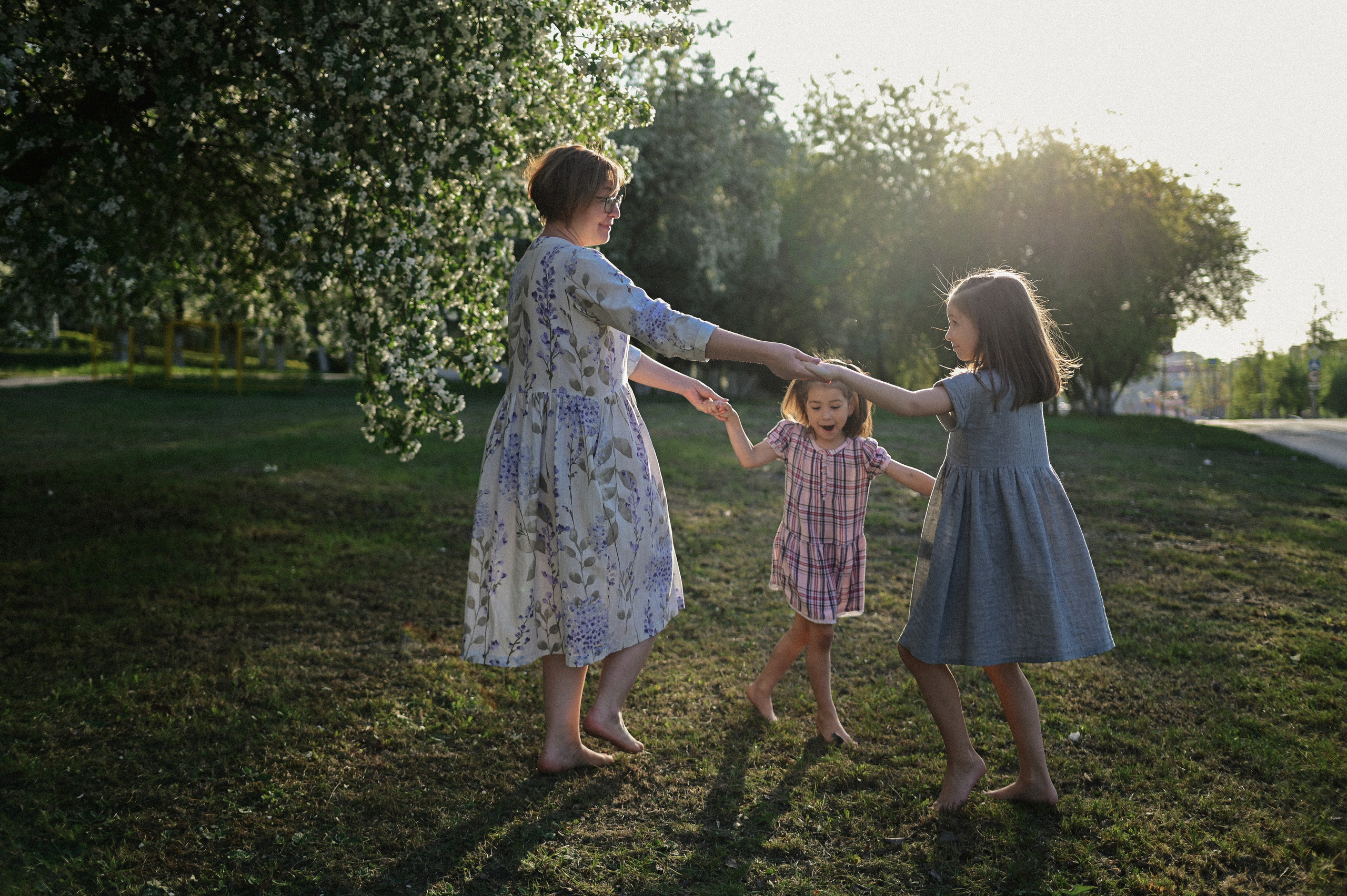 Фотосессия мамы и двух дочек в цветущих яблонях. Семейный свадебный фотограф Екатеринбург Первоуральск Шарнина Алёна