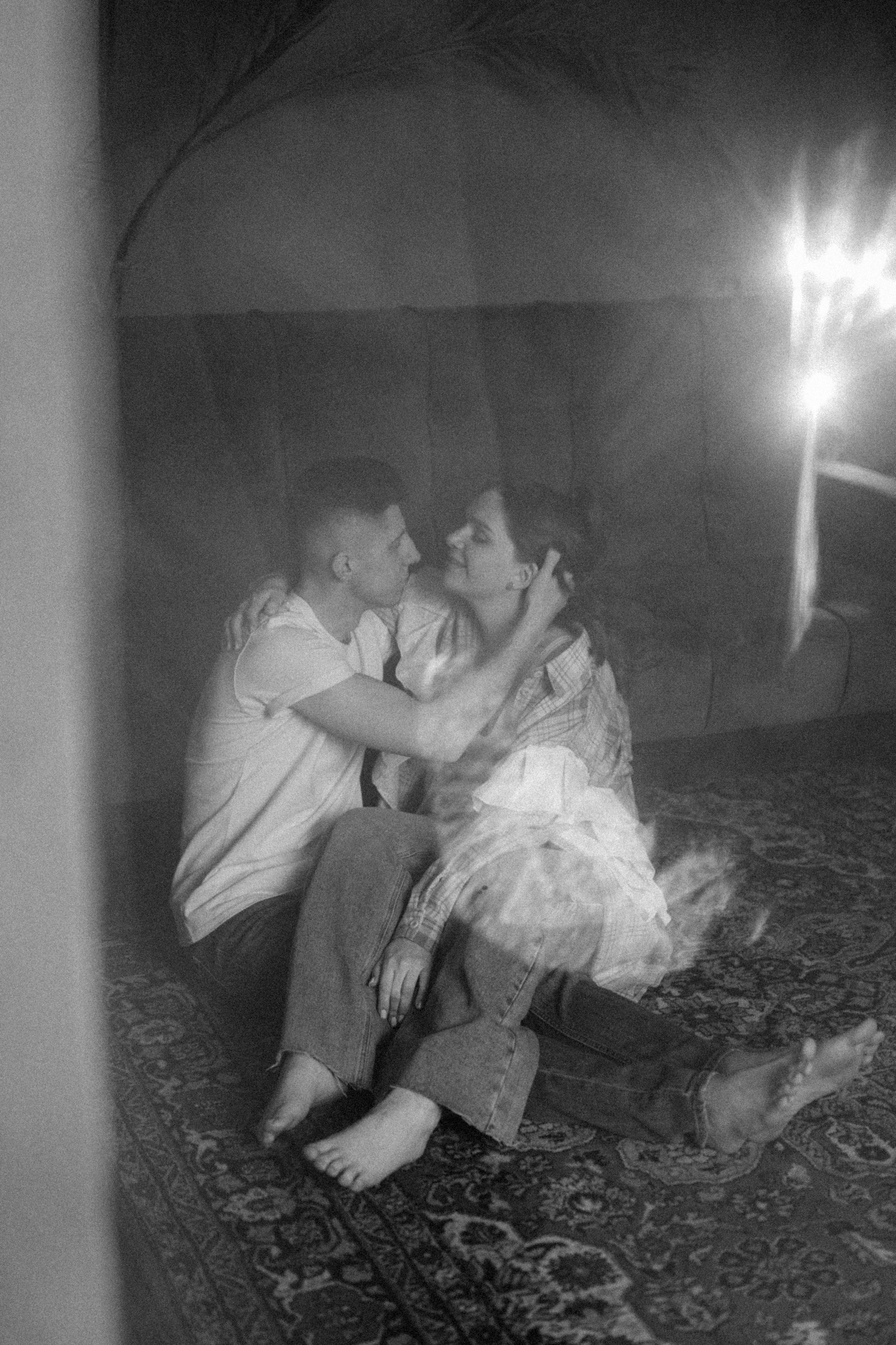 Фотосессия влюбленных в маленькой квартирке. Семейный свадебный фотограф Екатеринбург Первоуральск Шарнина Алёна