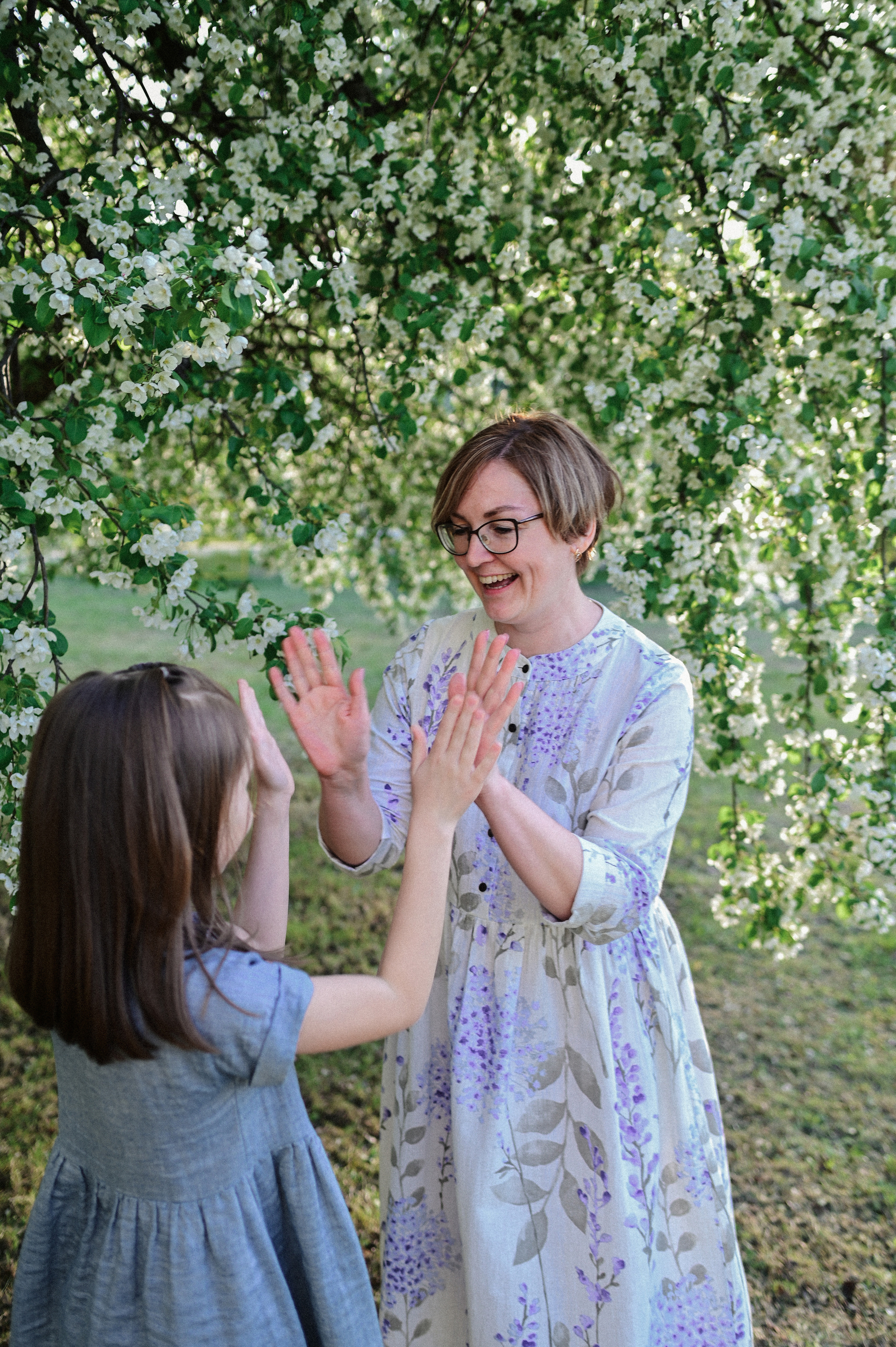 Фотосессия мамы и двух дочек в цветущих яблонях. Семейный свадебный фотограф Екатеринбург Первоуральск Шарнина Алёна