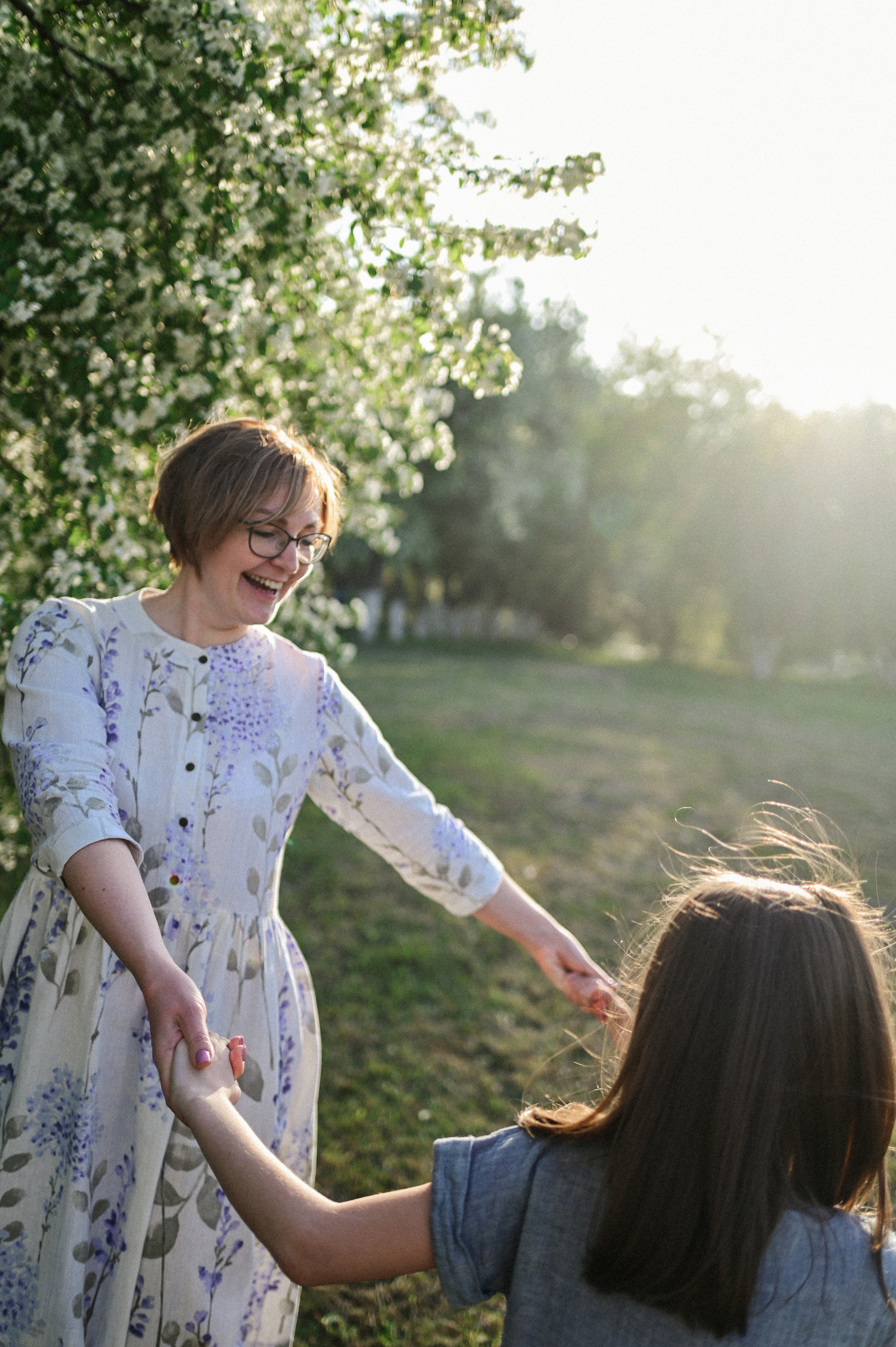 Фотосессия мамы и двух дочек в цветущих яблонях. Семейный свадебный фотограф Екатеринбург Первоуральск Шарнина Алёна