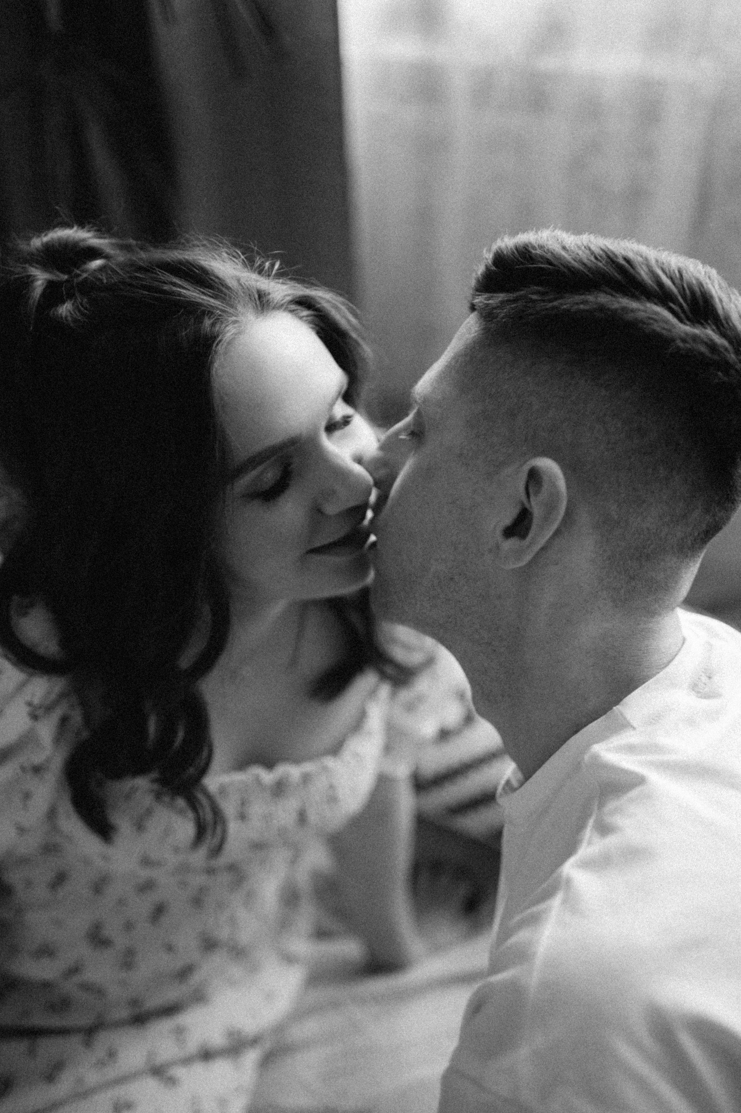 Фотосессия влюбленных в маленькой квартирке. Семейный свадебный фотограф Екатеринбург Первоуральск Шарнина Алёна