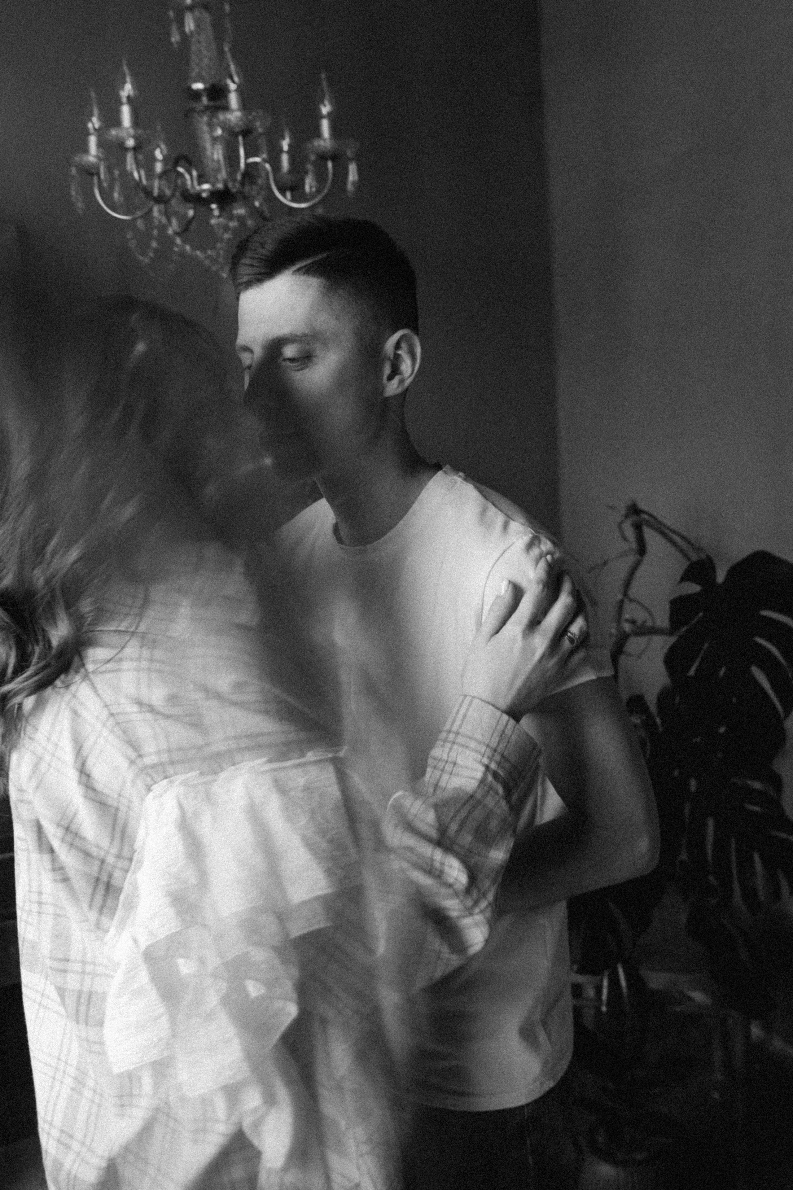 Фотосессия влюбленных в маленькой квартирке. Семейный свадебный фотограф Екатеринбург Первоуральск Шарнина Алёна