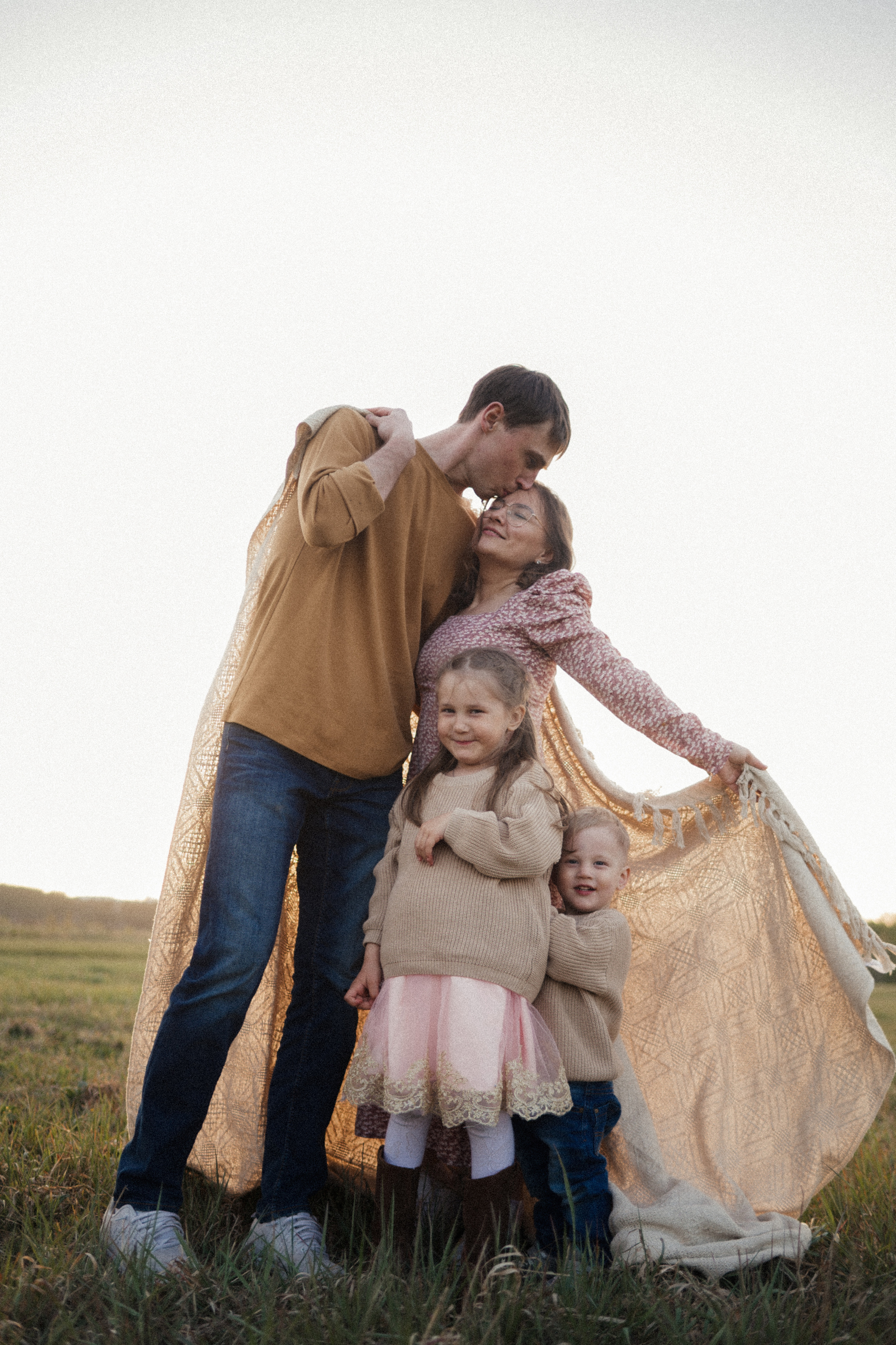 Семейная фотосессия на поле. Семейный свадебный фотограф Екатеринбург Первоуральск Шарнина Алёна