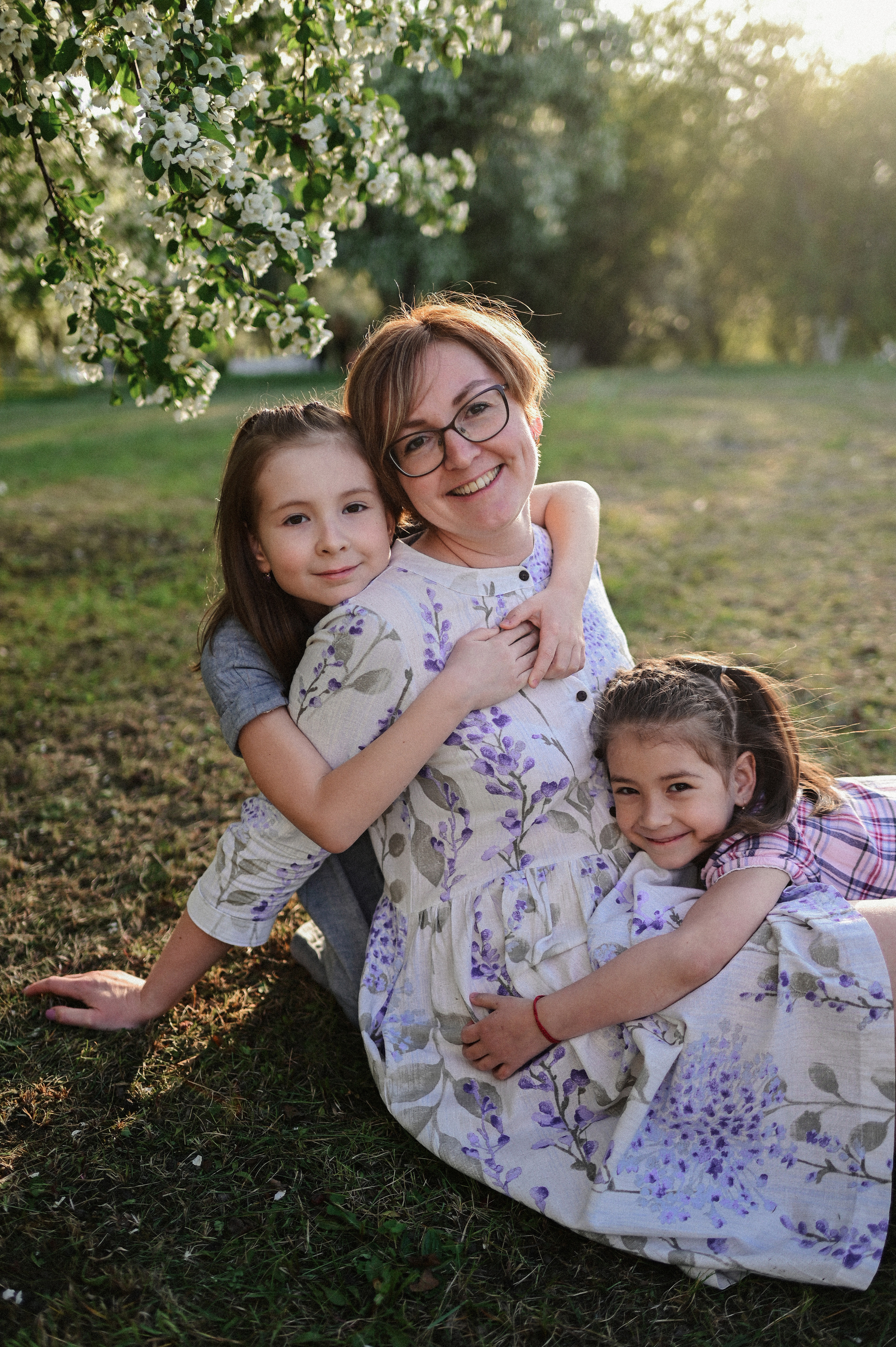 Фотосессия мамы и двух дочек в цветущих яблонях. Семейный свадебный фотограф Екатеринбург Первоуральск Шарнина Алёна