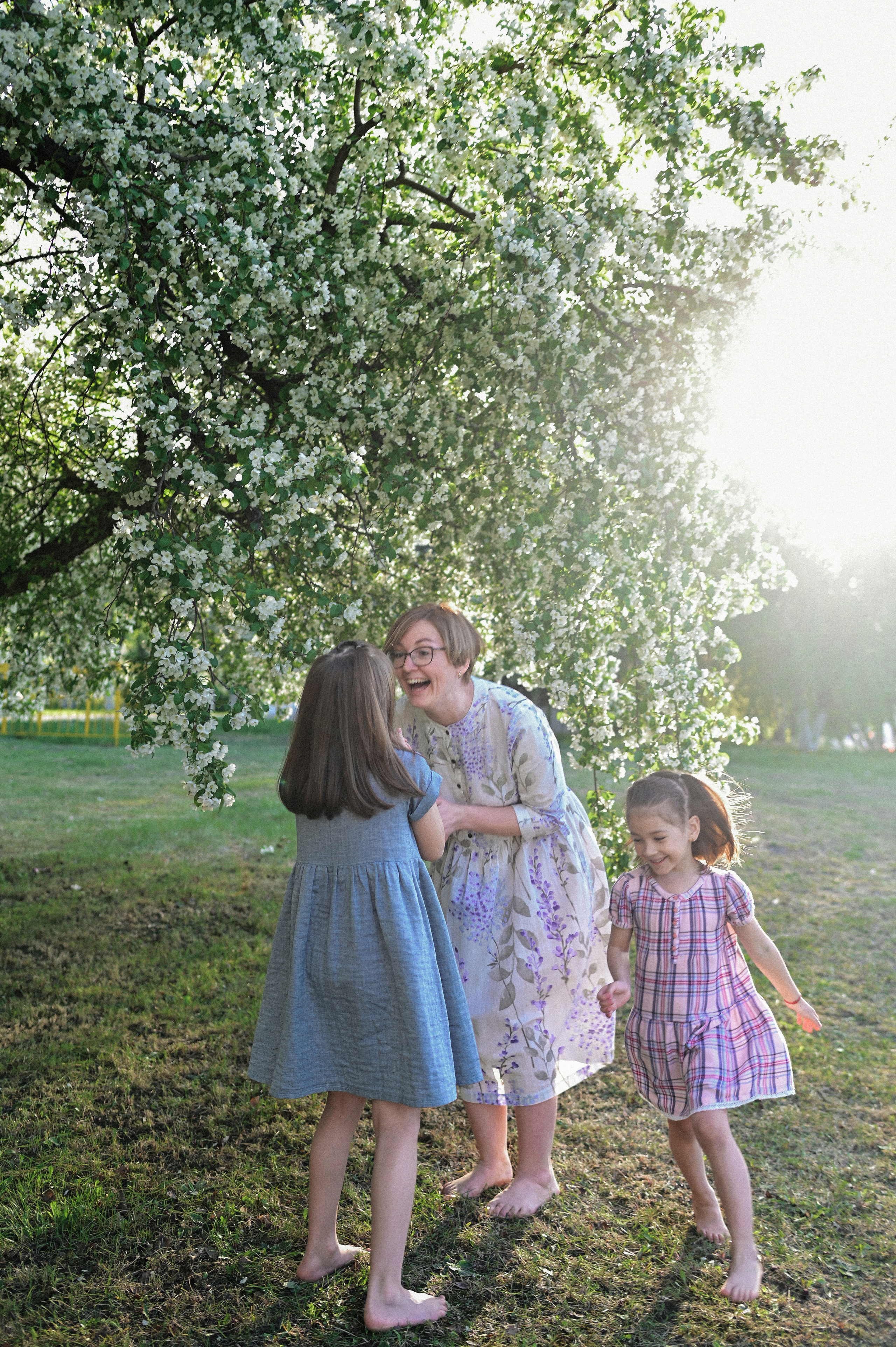 Фотосессия мамы и двух дочек в цветущих яблонях. Семейный свадебный фотограф Екатеринбург Первоуральск Шарнина Алёна