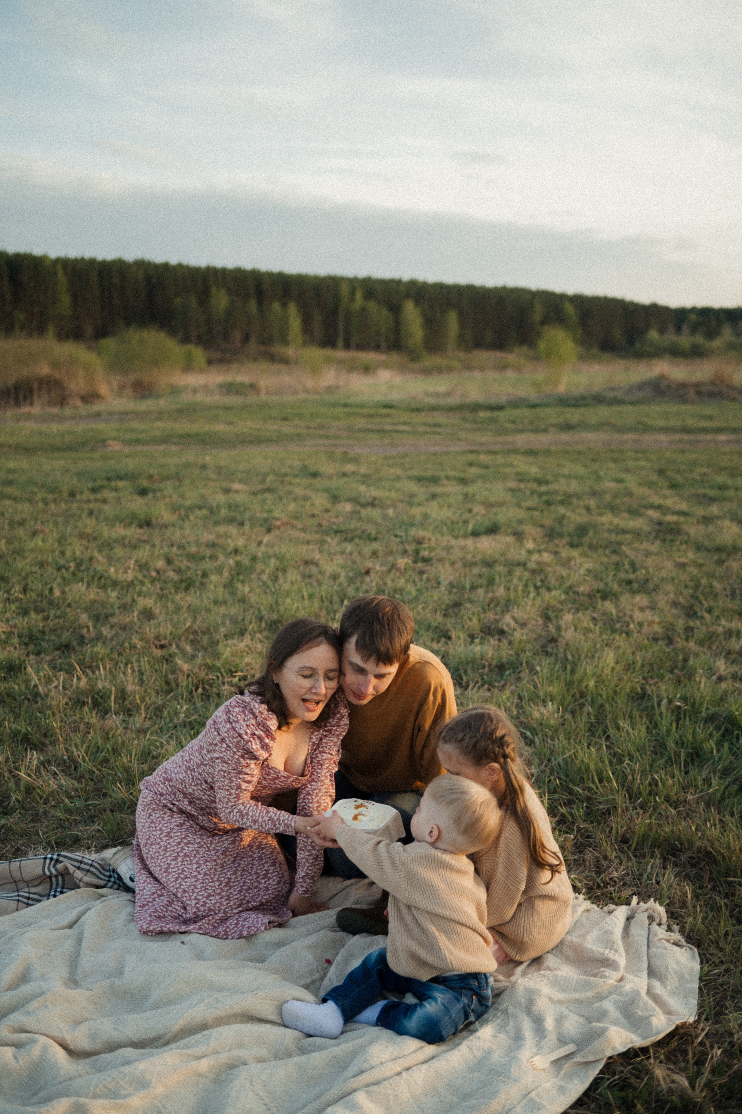Семейная фотосессия на поле. Семейный свадебный фотограф Екатеринбург Первоуральск Шарнина Алёна