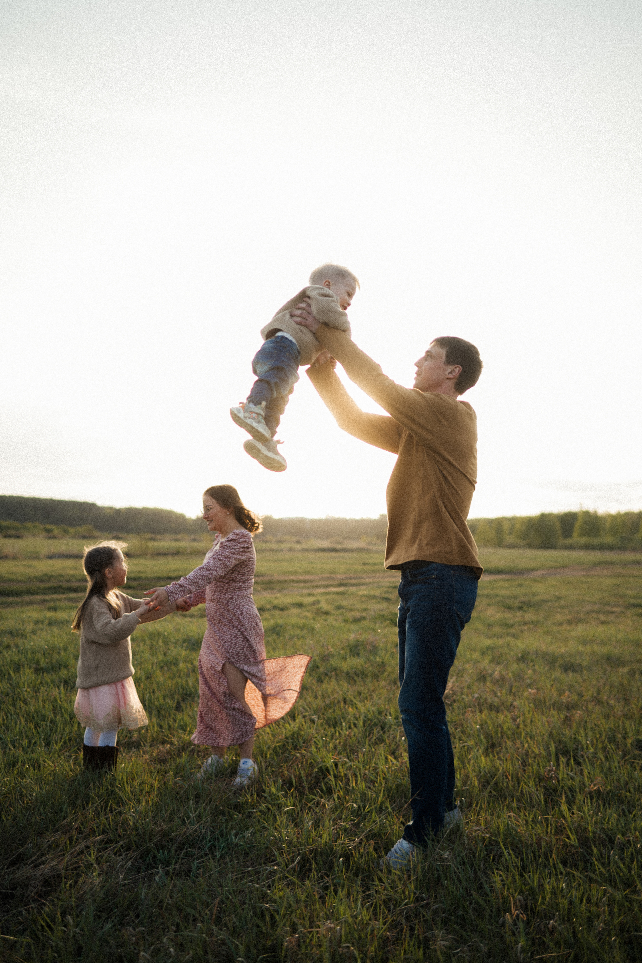 Семейная фотосессия на поле. Семейный свадебный фотограф Екатеринбург Первоуральск Шарнина Алёна