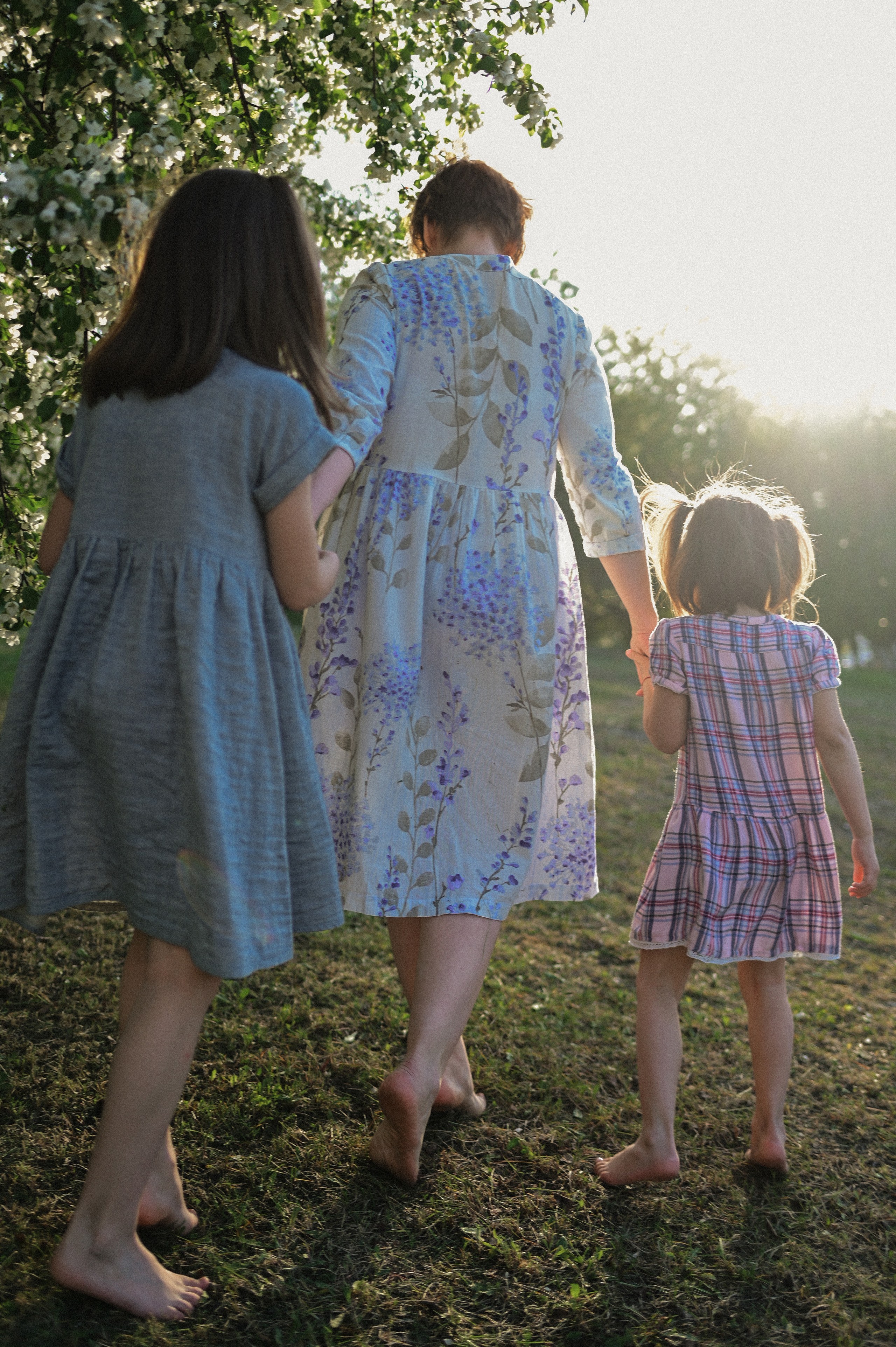 Фотосессия мамы и двух дочек в цветущих яблонях. Семейный свадебный фотограф Екатеринбург Первоуральск Шарнина Алёна