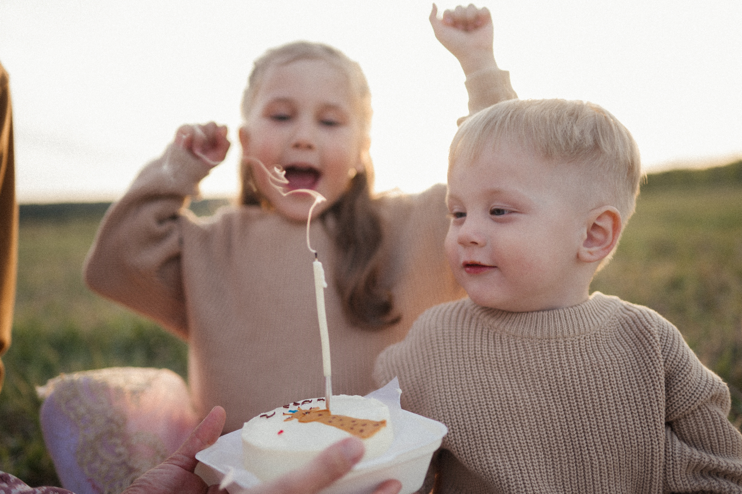 Семейная фотосессия на поле. Семейный свадебный фотограф Екатеринбург Первоуральск Шарнина Алёна