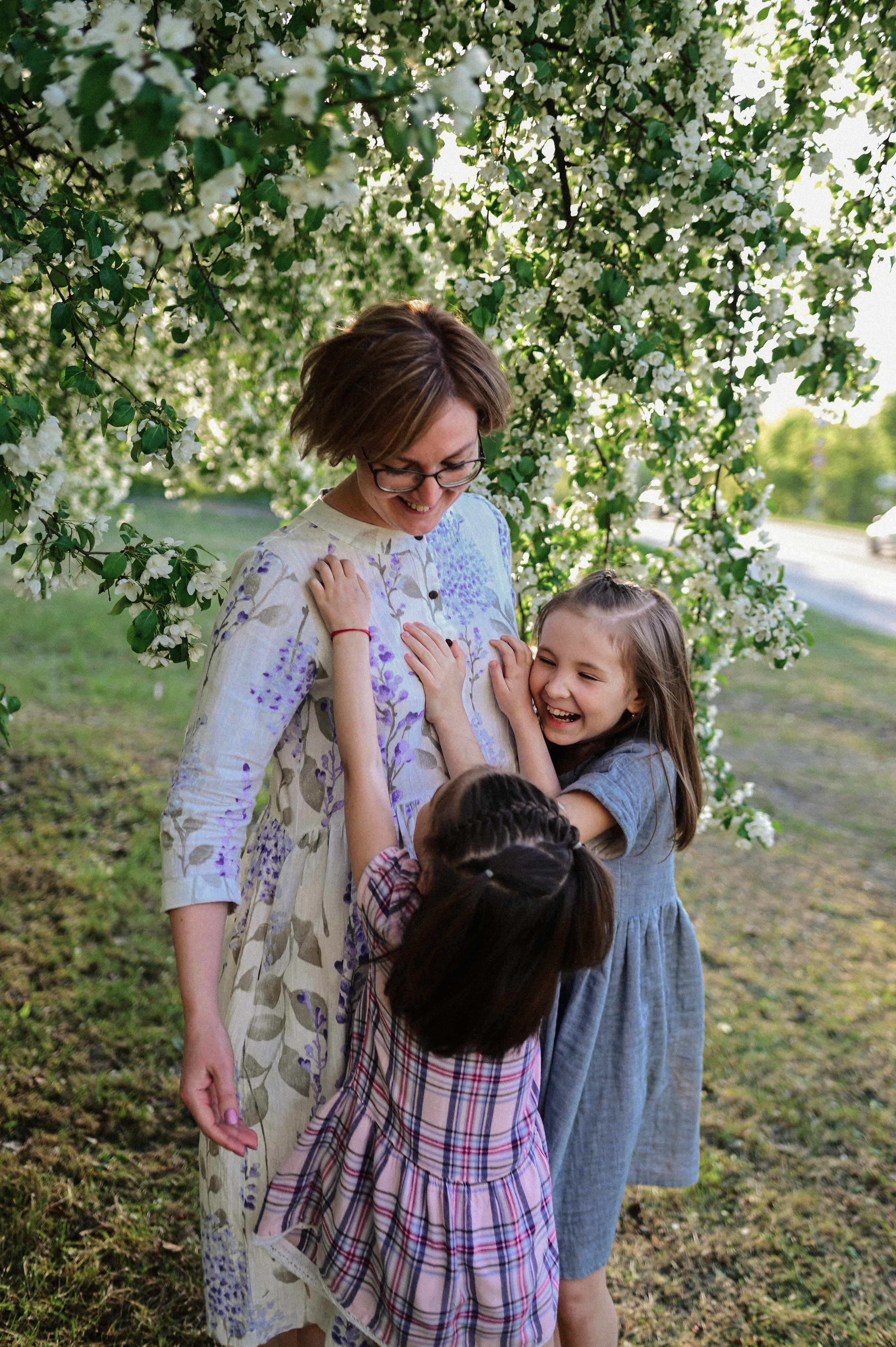 Фотосессия мамы и двух дочек в цветущих яблонях. Семейный свадебный фотограф Екатеринбург Первоуральск Шарнина Алёна