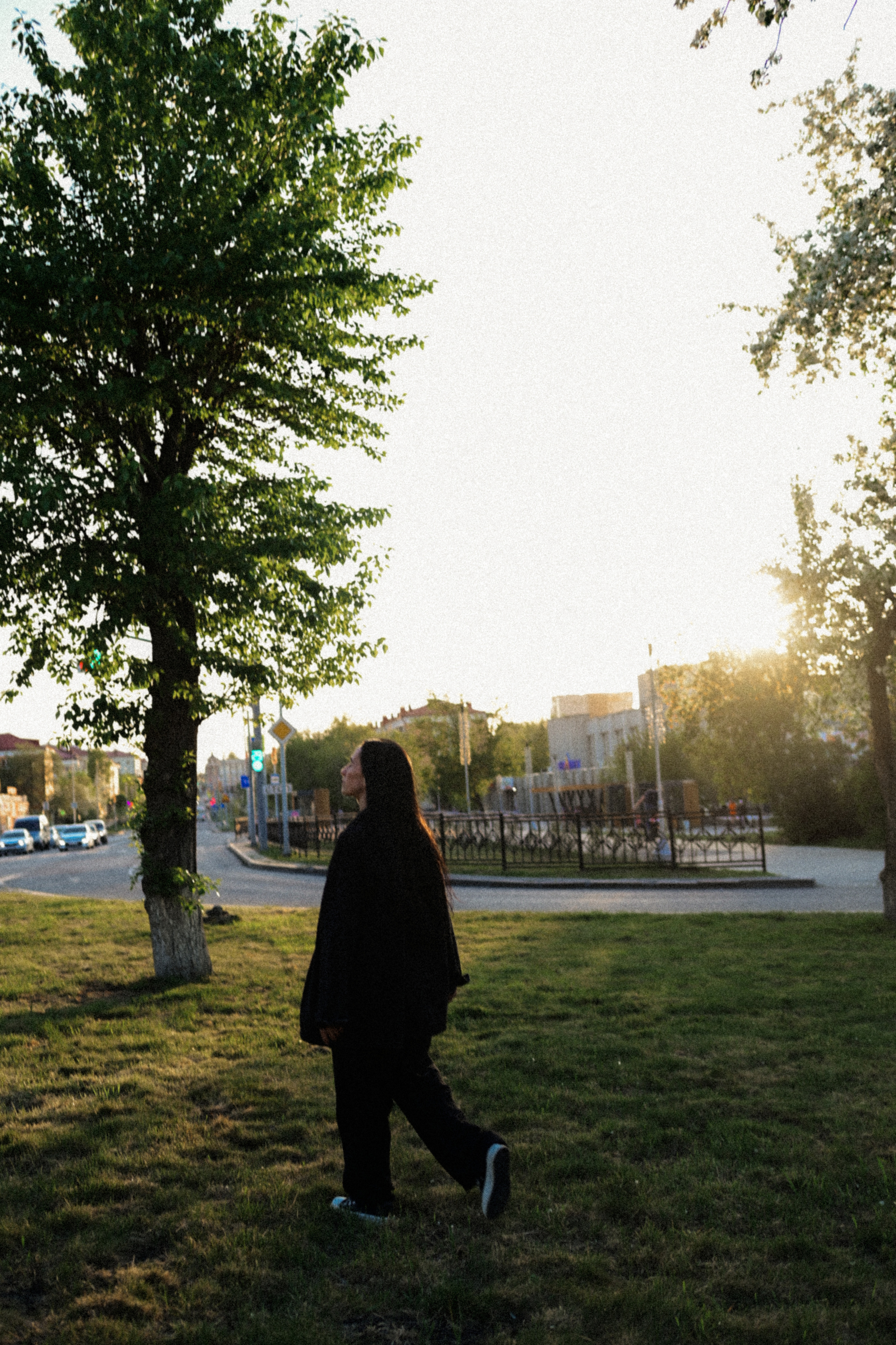 Портретная фотосессия с цветущими деревьями. Семейный свадебный фотограф Екатеринбург Первоуральск Шарнина Алёна