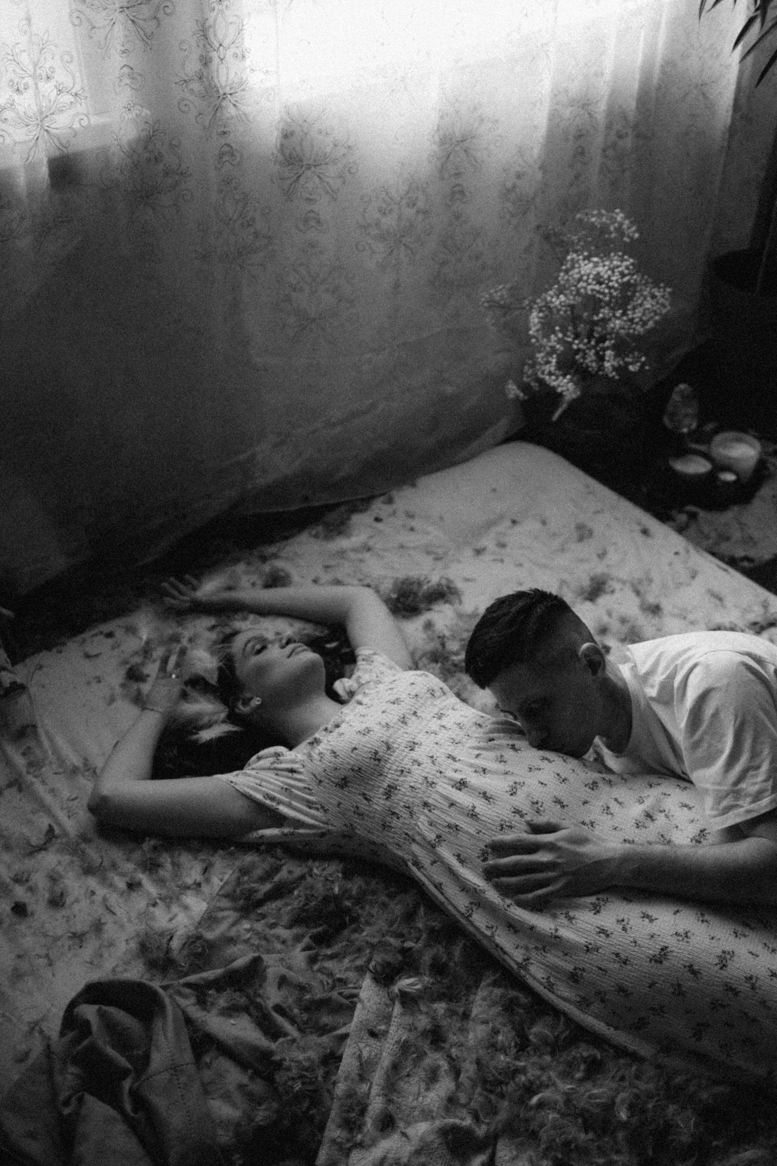 Фотосессия влюбленных в маленькой квартирке. Семейный свадебный фотограф Екатеринбург Первоуральск Шарнина Алёна