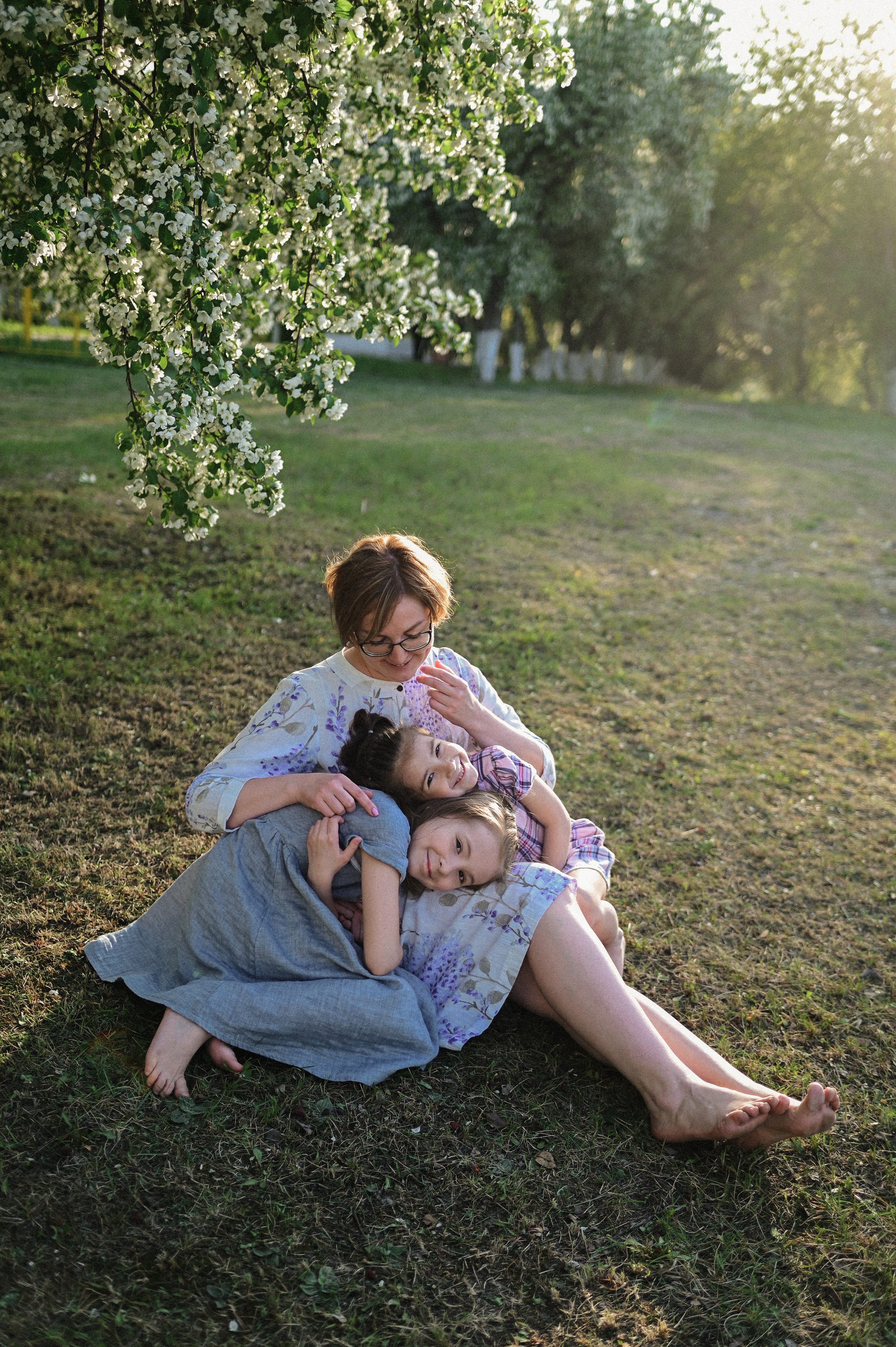 Фотосессия мамы и двух дочек в цветущих яблонях. Семейный свадебный фотограф Екатеринбург Первоуральск Шарнина Алёна