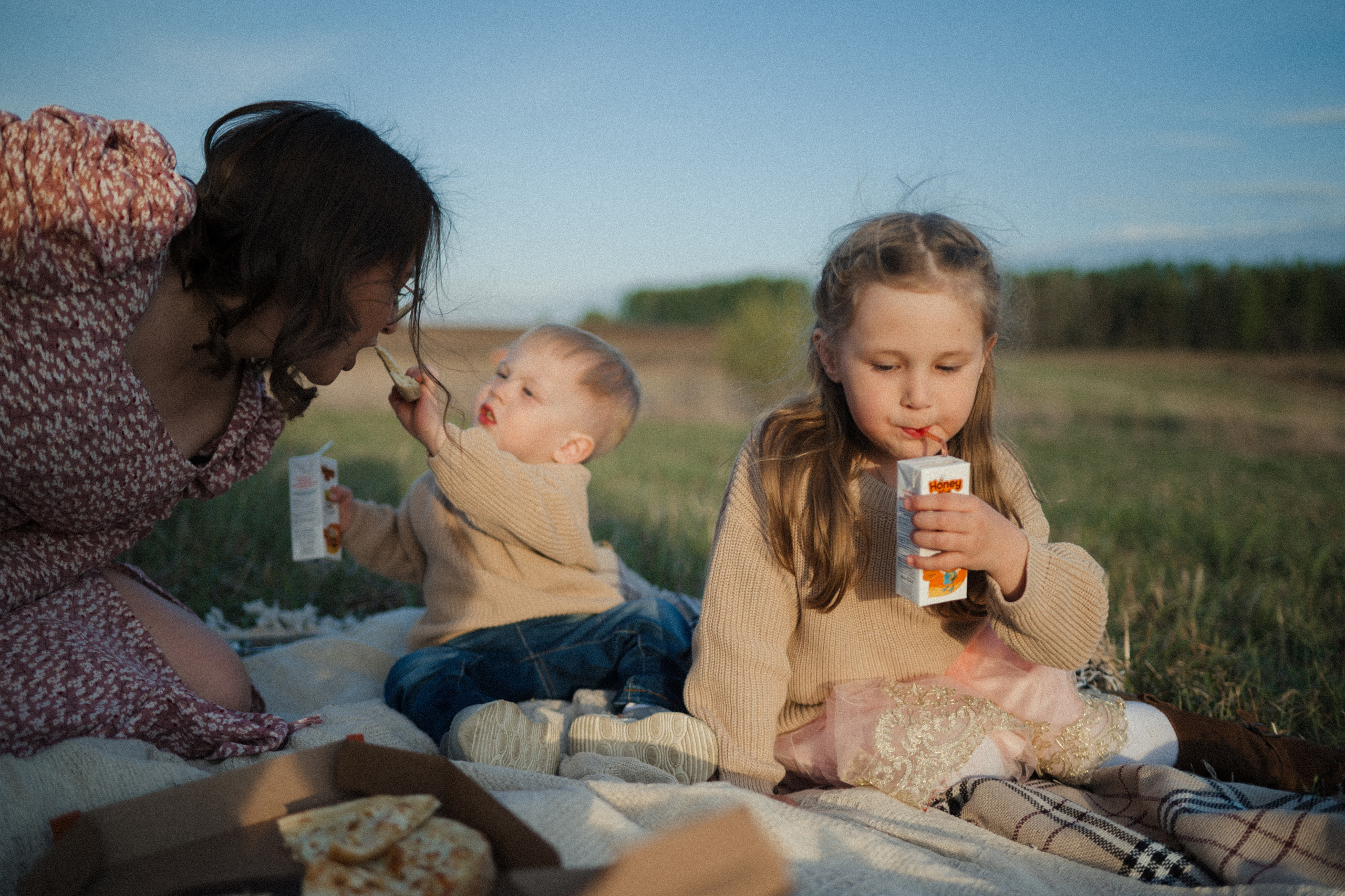 Семейная фотосессия на поле. Семейный свадебный фотограф Екатеринбург Первоуральск Шарнина Алёна