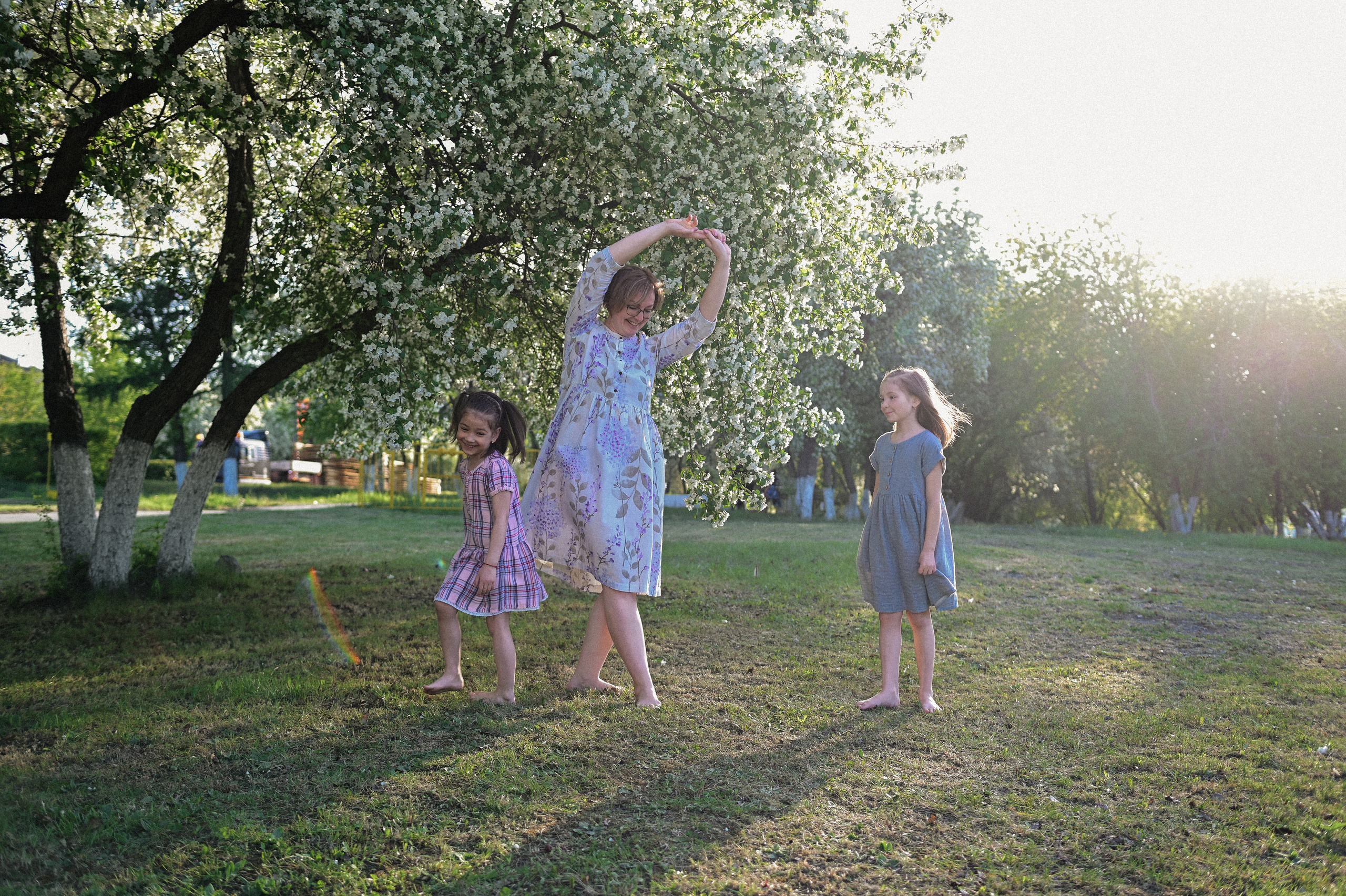 Фотосессия мамы и двух дочек в цветущих яблонях. Семейный свадебный фотограф Екатеринбург Первоуральск Шарнина Алёна