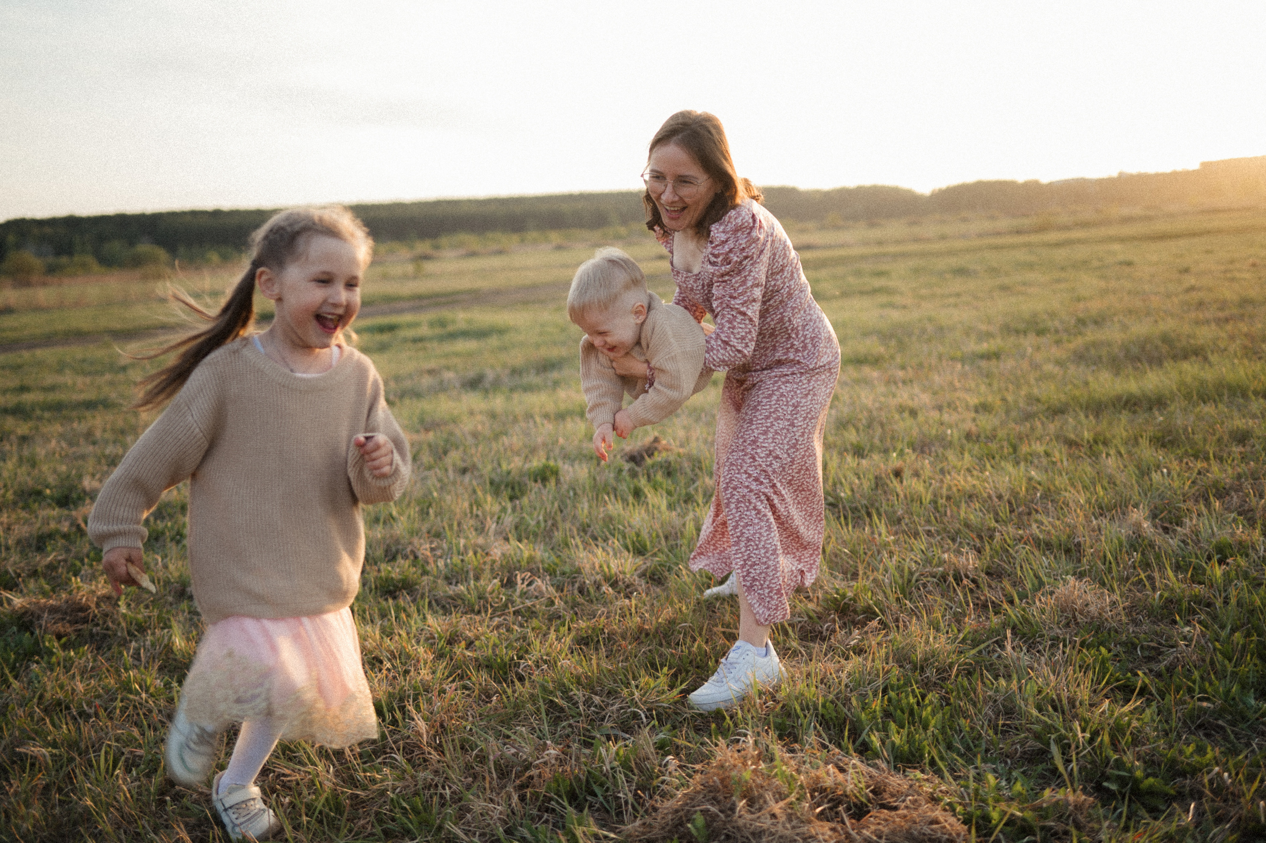 Семейная фотосессия на поле. Семейный свадебный фотограф Екатеринбург Первоуральск Шарнина Алёна