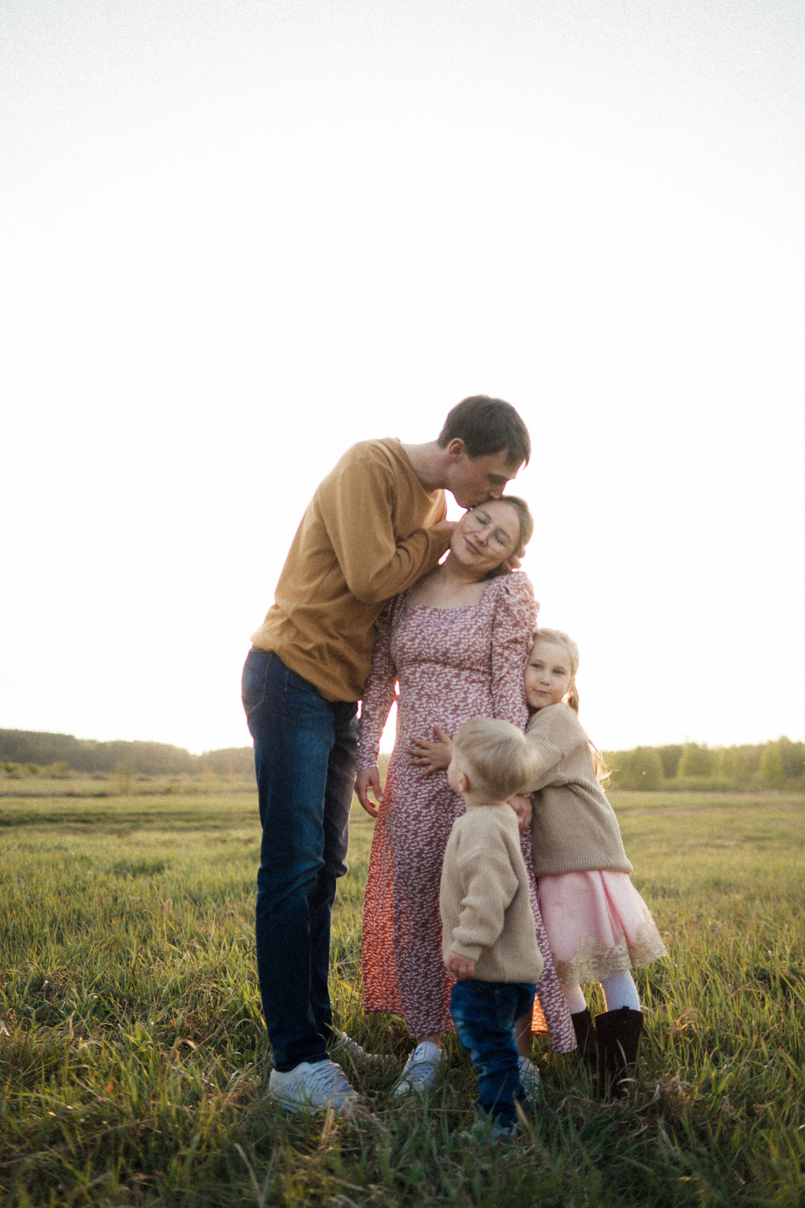 Семейная фотосессия на поле. Семейный свадебный фотограф Екатеринбург Первоуральск Шарнина Алёна