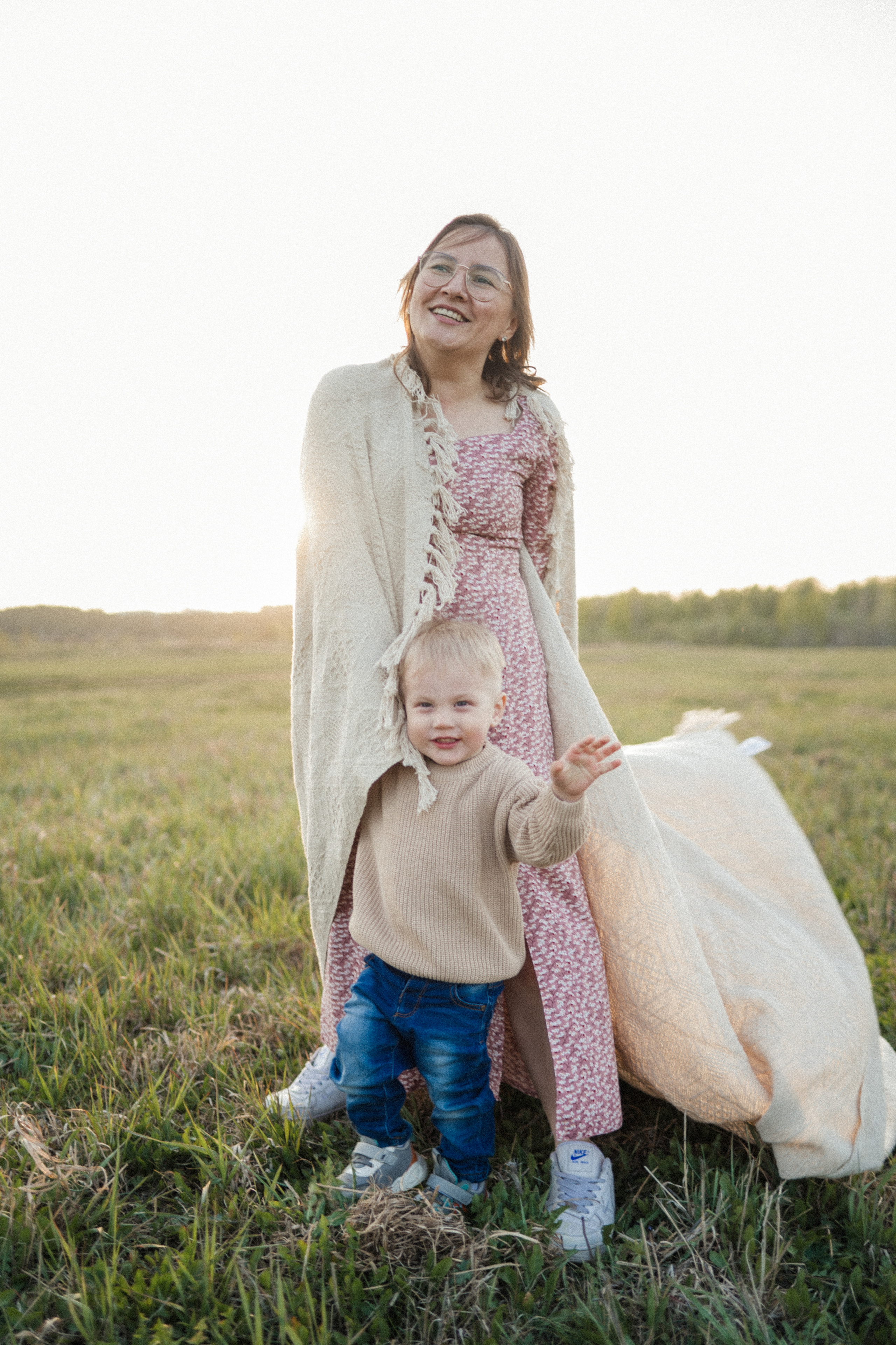 Семейная фотосессия на поле. Семейный свадебный фотограф Екатеринбург Первоуральск Шарнина Алёна