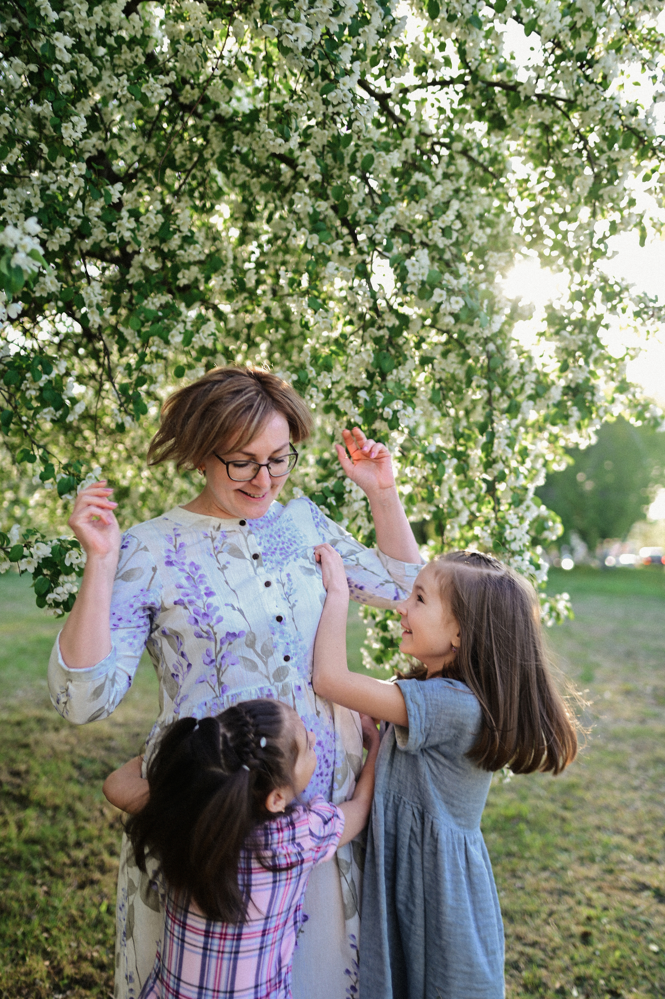 Фотосессия мамы и двух дочек в цветущих яблонях. Семейный свадебный фотограф Екатеринбург Первоуральск Шарнина Алёна